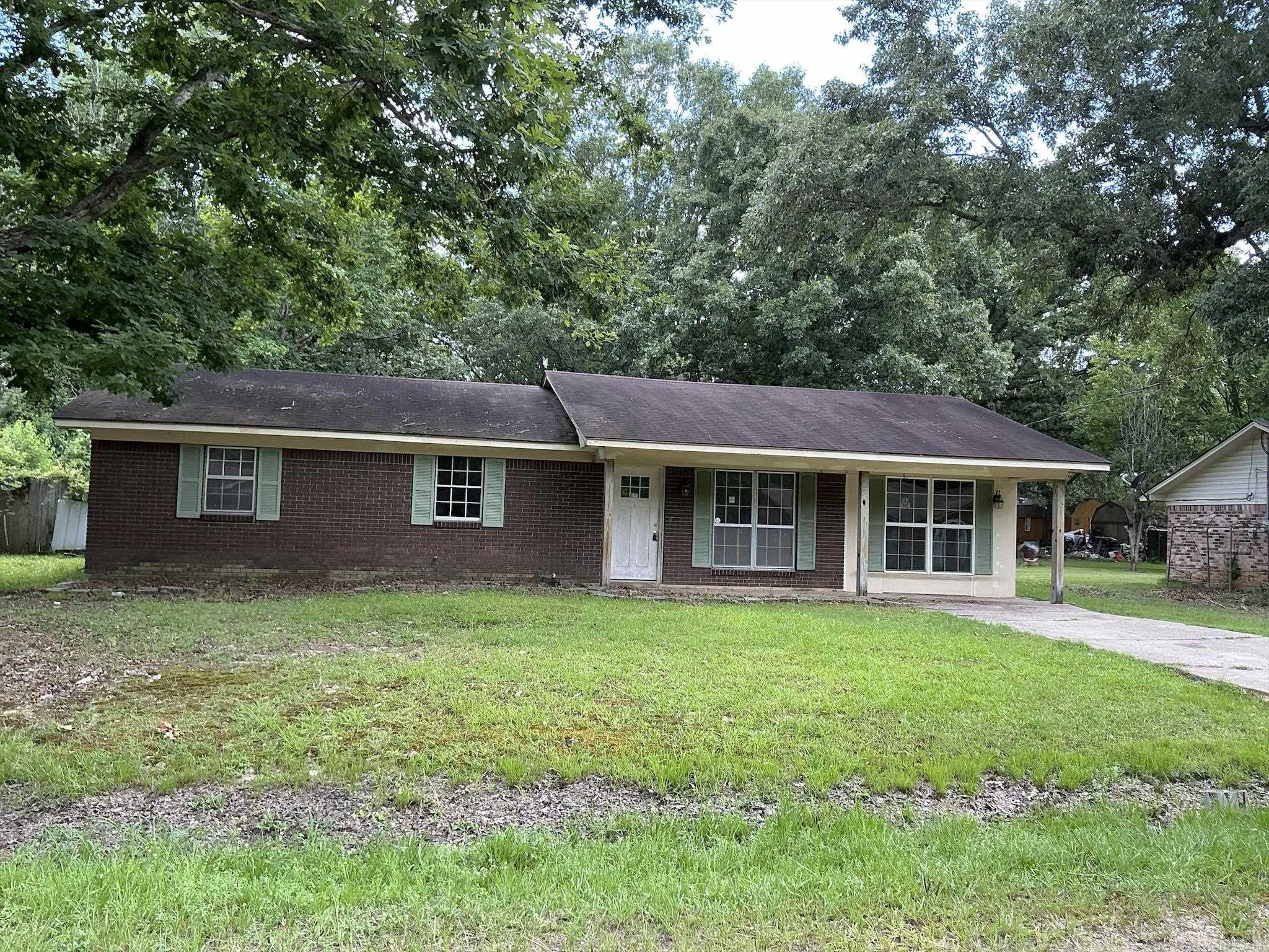 Large living area open to the kitchen/dining area, den also open to living area, large laundry room, 3 bedrooms, 2 baths, shower in master needs work, covered patio, fenced area, and large shop, located in subdivision close to city amenities.    Title to the property will be conveyed to the new owner by a Special Warranty Deed. BUYER SHALL PAY FOR ANY TITLE INSURANCE POLICY INSURING BUYER'S LENDER. - SELLER WILL NOT PAY BUYER'S ESCROW CLOSING FEE. - UNLESS PROHIBITED BY STATE LAW, PENNYMAC WILL SELECT THE CLOSING OR SETTLEMENT OFFICE.- SELLER WILL NOT PAY FOR ANY OWNER'S TITLE NSURANCE POLICY, UNLESS INDICATED OTHERWISE WITHIN THE COMMENT SECTION OF THE PENNYMAC COUNTER OFFER ADDENDUM.