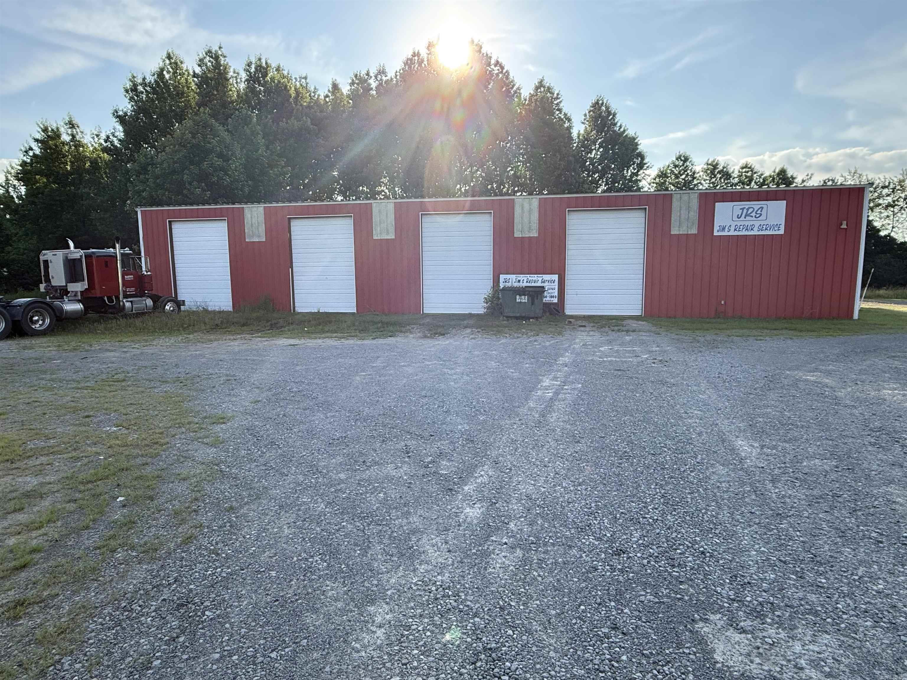 Nice all steel 6000 sq ft building, 6 bay rollup doors, plenty of parking