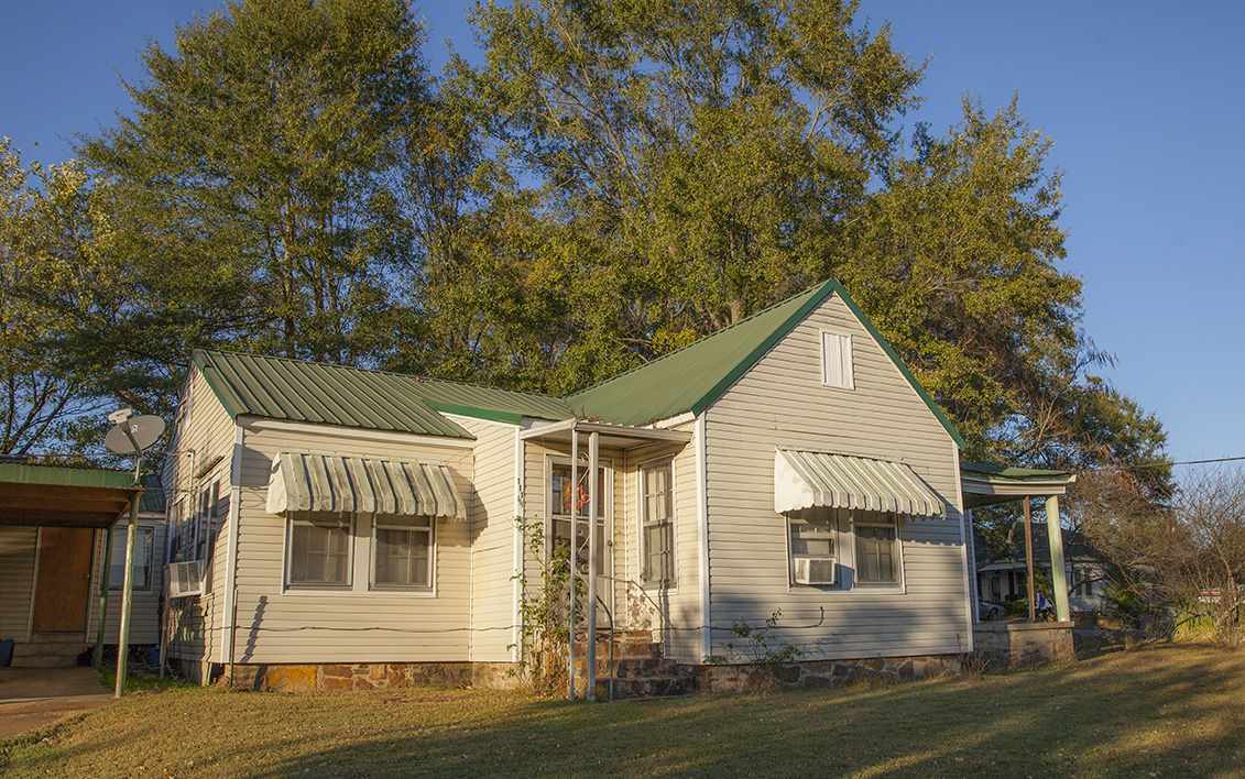 Cute little home located in Dierks, AR. 3 bedrooms and 1 bath with original hardwood floors. Large lot with carport, separate dining and laundry. All rooms are good size! Great starter or investment home.