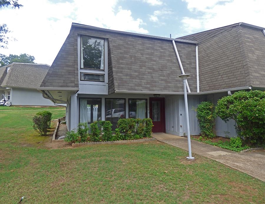 Three Bedroom Townhouse Close to Town Center. This townhouse offers 3 bedrooms, 2-1/2 baths, living room, dining room area, kitchen, large utility room and back patio. The outdoor swimming pool for townhouse owners use is located right behind this townhouse.