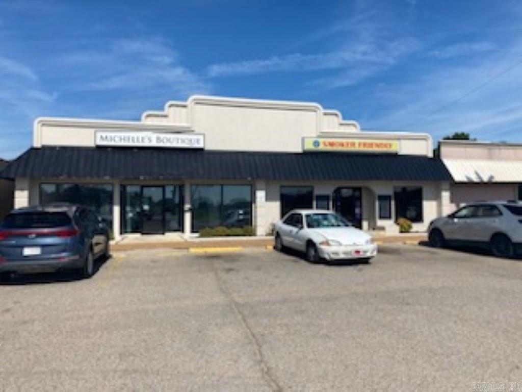 Move in ready lease space available. Clean space previously used for retail clothing store. High visibility, high traffic location.