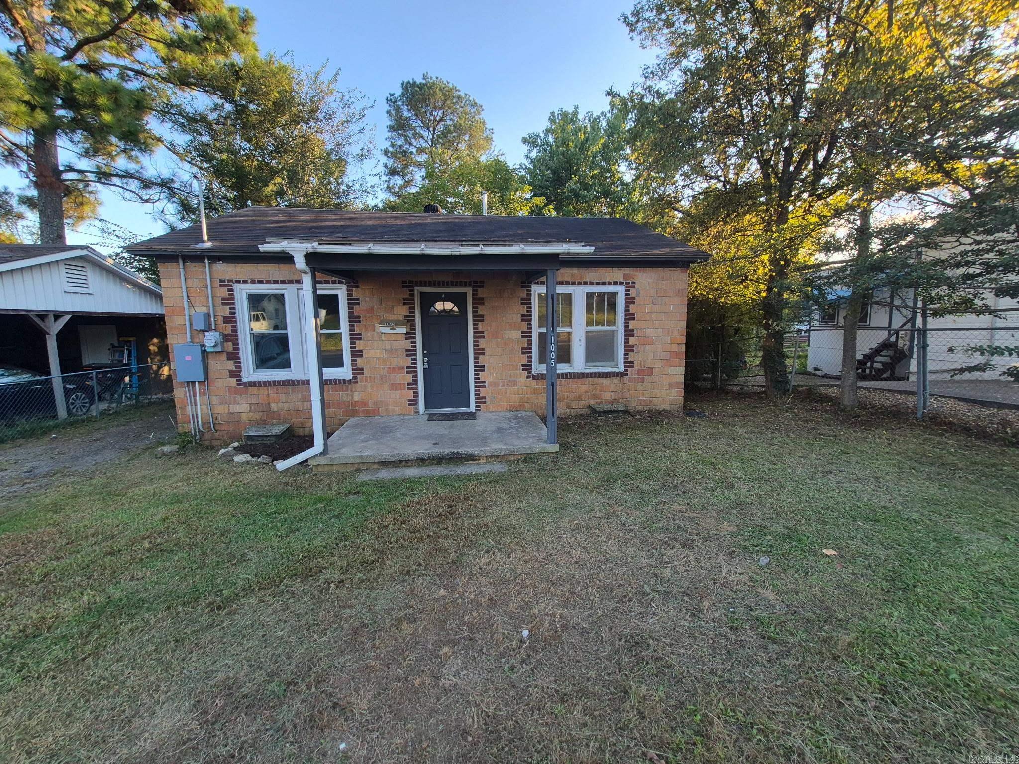 This charming two-bedroom, one-bathroom house is fully fenced and situated in the heart of Hot Springs. A refrigerator is provided, and pets are welcome upon approval. there is no carpet