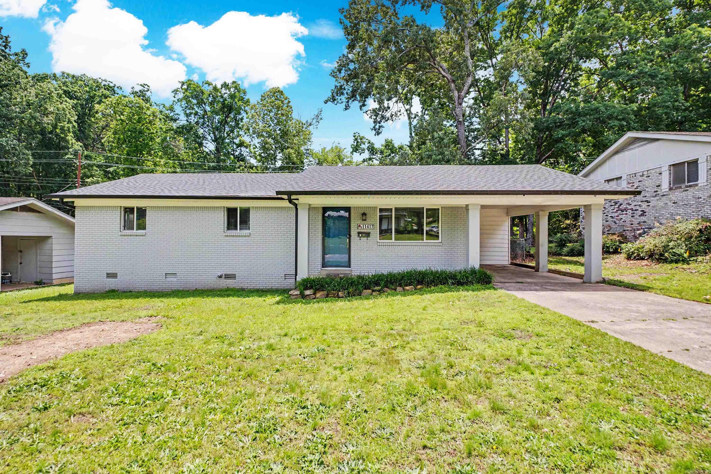 READY TO MOVE IN; FRESHLY PAINTED; SS APPLANCES;UTILITIES ON FOR NIGHT SHOWINGS; COMBO ON FRONT DOOR; CALL AGENT OR TEXT TO ACCESS NO PETS!!!