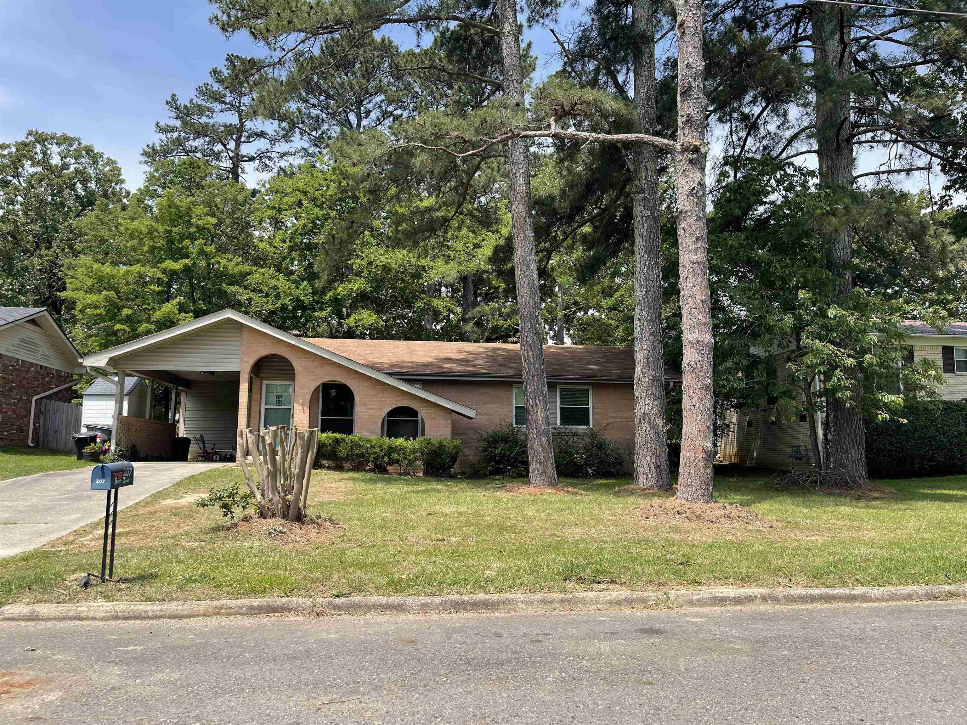 Conveniently located just minutes from Oaklawn Racing Casino Resort, shopping, dining, and all that Hot Springs has to offer! This charming property offers easy access to Central Avenue, Albert Pike Rd, and Hwy 270, making commuting and entertainment a breeze. Whether you are looking for a primary residence, investment opportunity, or weekend getaway, this home is ideally situated in the heart of Hot Springs.