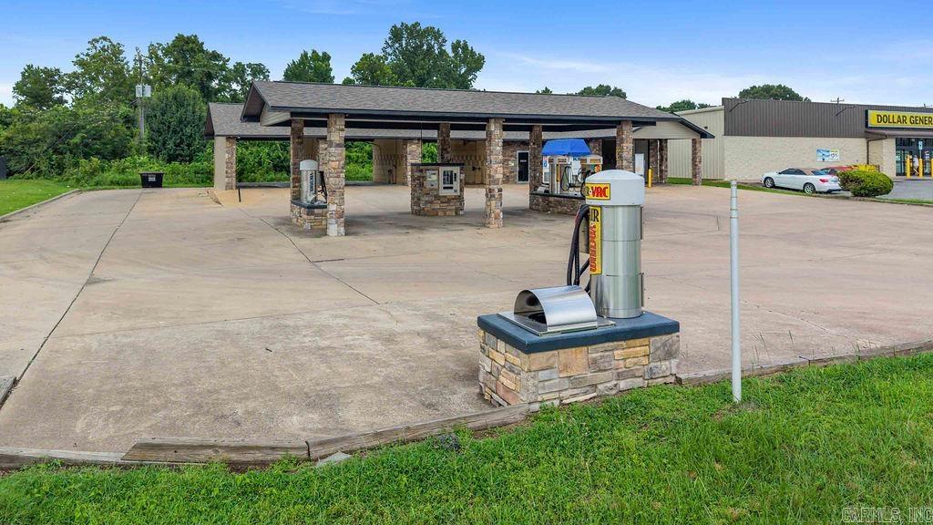 Excellent investment opportunity! This established car wash offers outstanding visibility in a high-traffic location with easy access and plenty of room for customers. The property features multiple wash bays, vacuum stations, and ample parking, making it well-suited for both self-service and repeat business. Whether you’re an experienced investor looking to expand your portfolio or an entrepreneur searching for a turnkey business opportunity, this property offers excellent income potential with room for future growth. Don’t miss your chance to own a well-positioned commercial property in a thriving area.