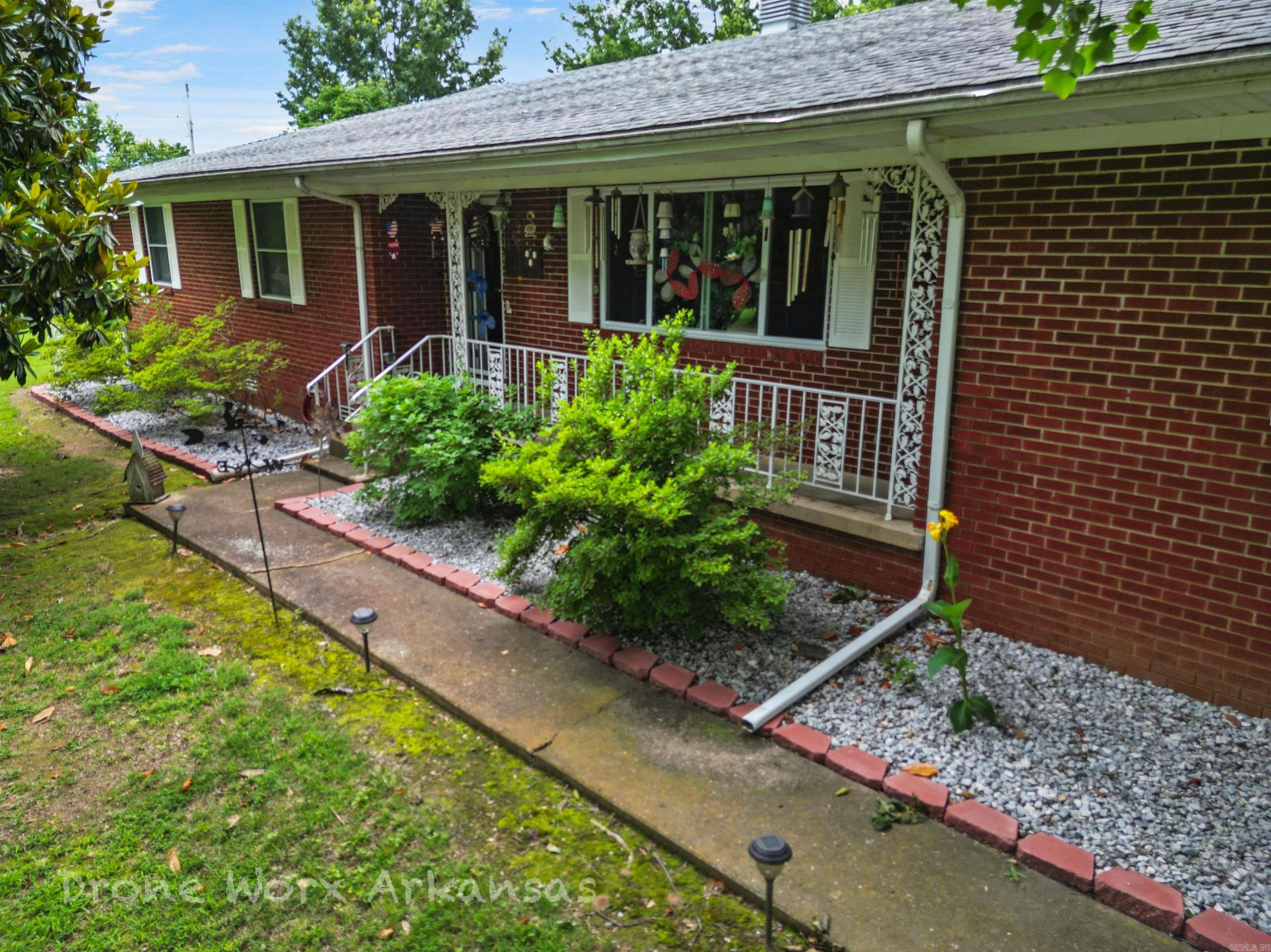 On a dead end drive, this home is set back from the road with just over an acre of grass and mature shade trees. A well kept, well built home with a storage shed out back as well as a small garage/shop for lawn equipment or hobby room.  If you're looking for a solid home in a small neighborhood within walking distance of most of what the town offers, here you have it. Just a quick stroll to the Kenda drive in theater and high school, this home is the best mix of privacy, room to breathe and access to the main creature comforts in the Ozark Mountains.