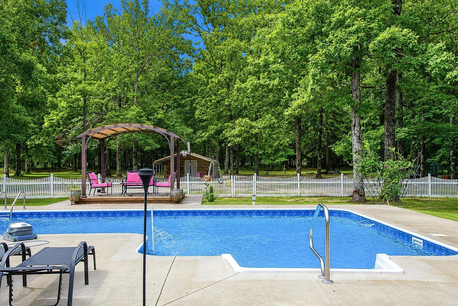 COUNTRY ESTATES - Residential