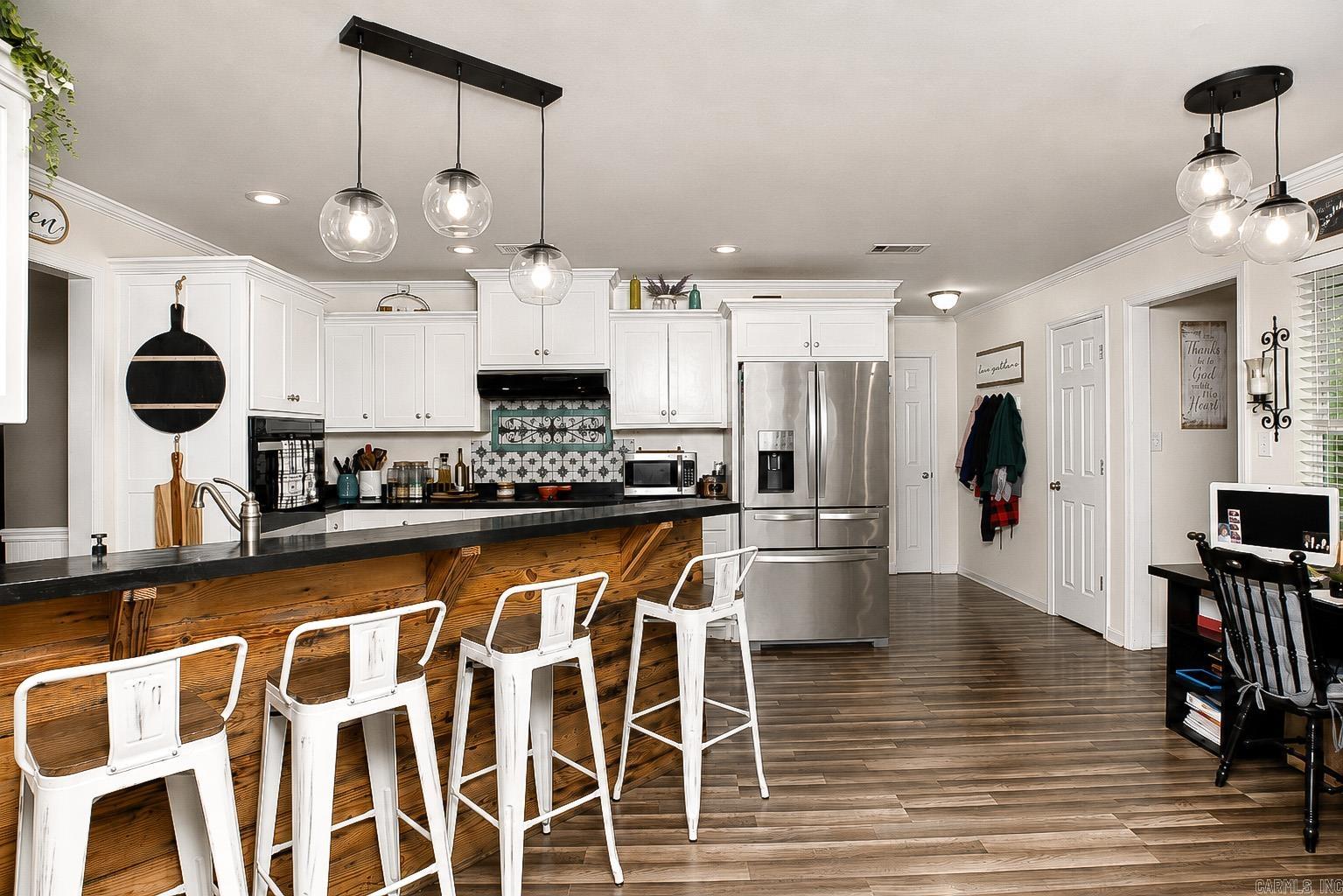 COUNTRY ESTATES - Residential