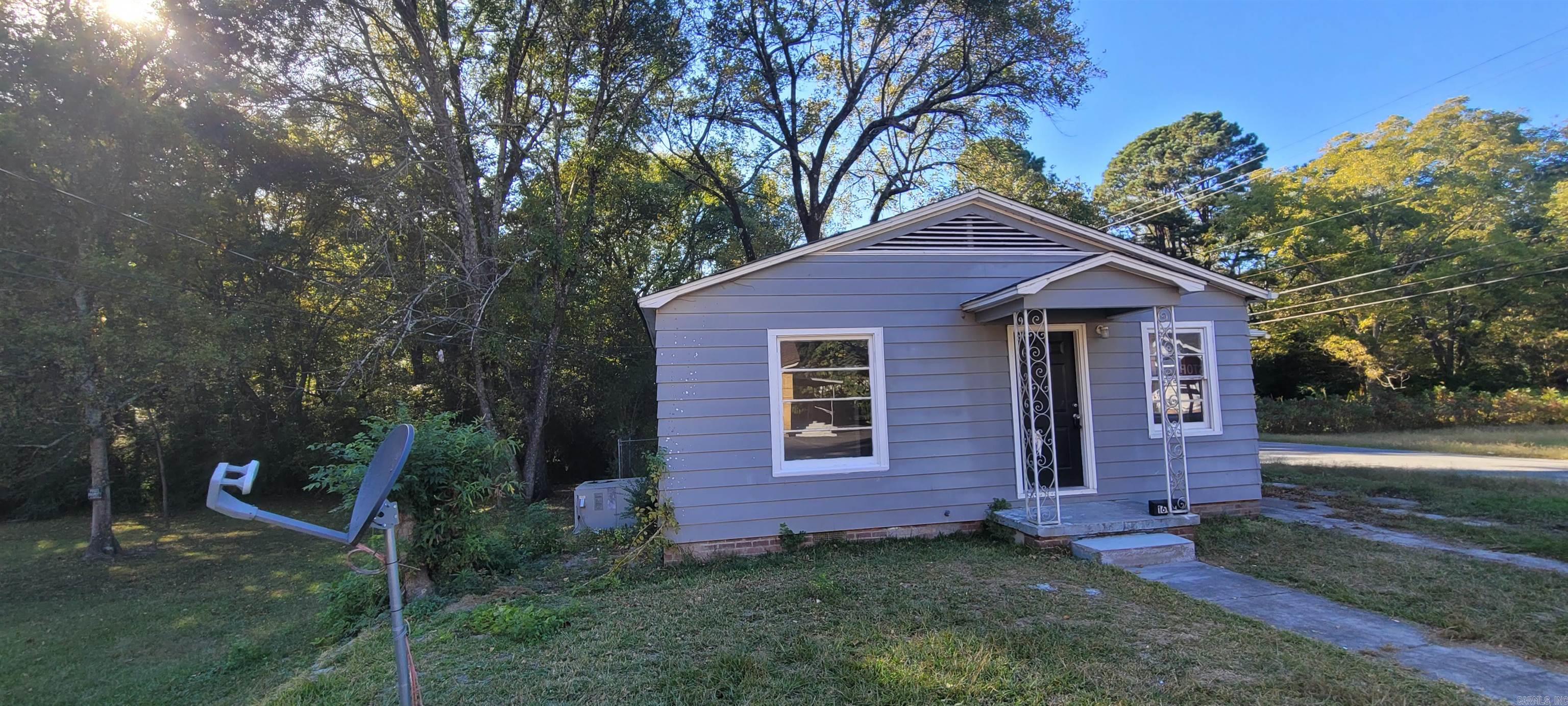LOOKING FOR A GREAT FAMILY HOME IN MALVERN TO RENT? COME TAKE A LOOK AT THIS ONE IT HAS BEEN UPDATED WITH NEW PAINT AND FLOORING AND FIXTURES. THERE IS A FENECED BACK YARD FOR YOUR PETS AND KIDS. PETS ARE ALLOWED WITH ADDITIONAL DESPOSIT. CALL TO SET UP YOUR PRIVATE TOUR TODAY.