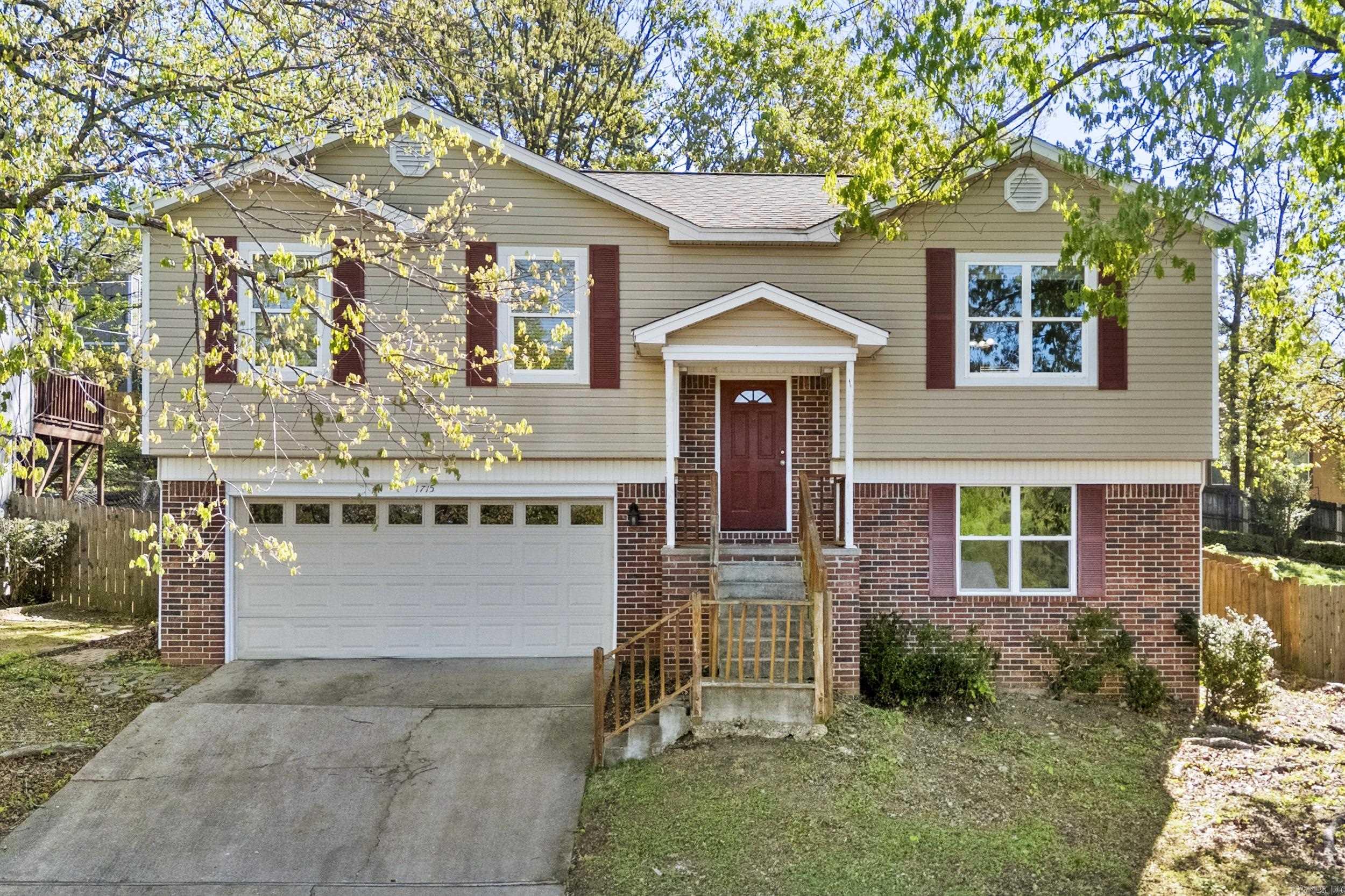 Welcome to this charming split-level home offering 3 bedrooms and 2 bathrooms, ideally situated in a lovely West Little Rock neighborhood just minutes from shopping and dining. Enjoy outdoor living on the expansive back deck with built-in seating and planters, perfect for gatherings. Inside, you’ll find a kitchen with stainless steel appliances and a spacious primary suite featuring a large walk-in closet. A garden shed adds extra storage in the backyard.