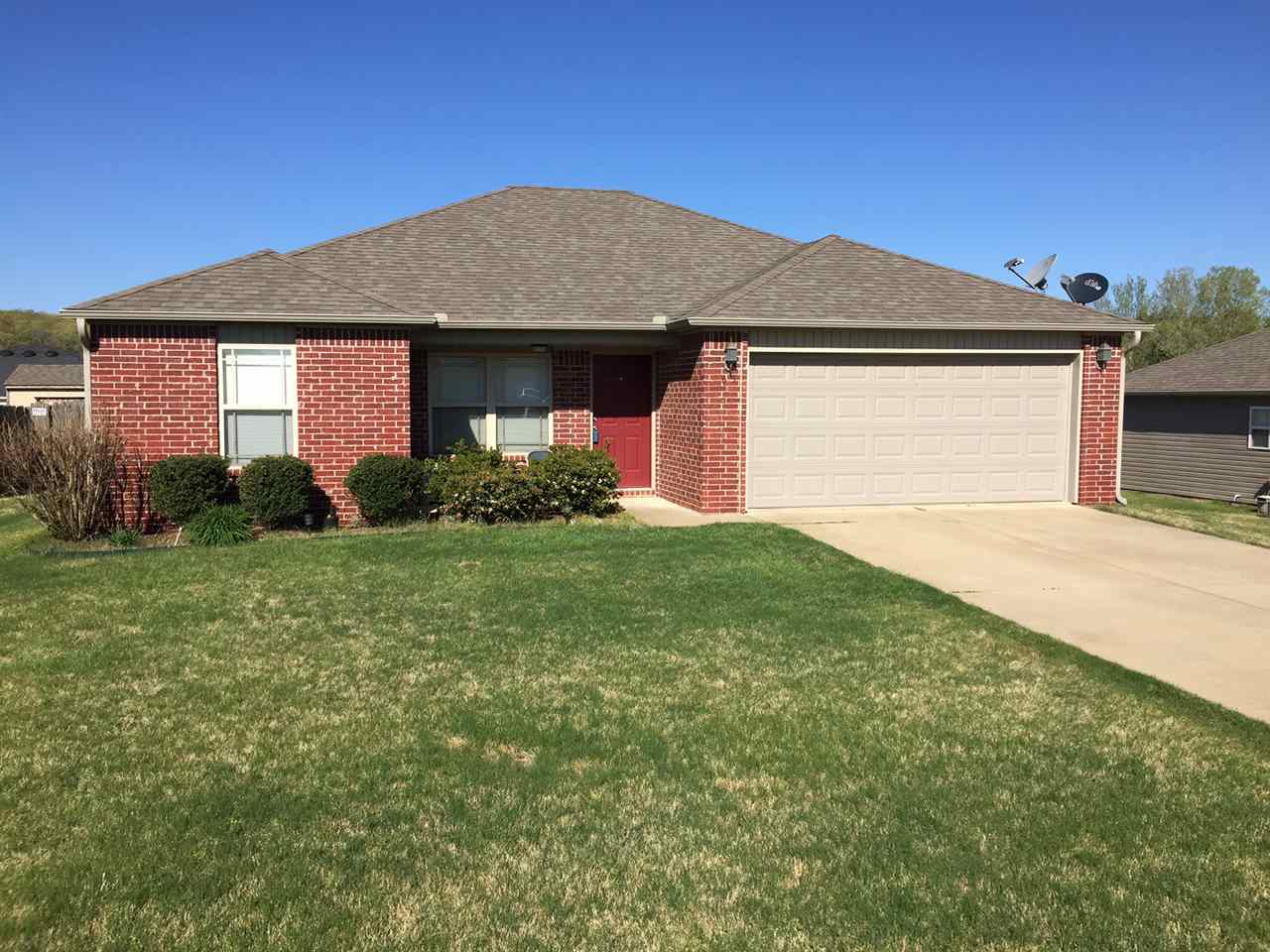 Cute and well maintained home located on extra large, fenced lot which also has a storage building.  This 3 bedroom, 2 bath home comes complete with large living room which opens up to the kitchen with a breakfast bar.  The kitchen has a nice area for dining and also has a pantry.  The split bedroom is great with all bedrooms being good size and nice closets.  The master bedroom has loads of room with a walk in closet.  A fully fenced back yard with a wooden privacy fence and an 8 x 12 foot storage building