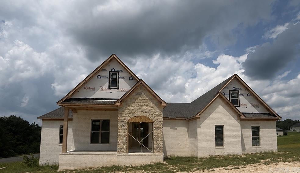 Welcome to this stunning 4 bedroom, 2.5 bath home in the heart of Greenbrier, nestled among beautiful homes on an almost 1 acre lot. This spacious property offers the perfect blend of comfort and style, featuring soaring high ceilings that create a bright, open feel throughout. The kitchen is a true centerpiece. Ideal for both everyday living and entertaining with ample space, modern finishes, and a walk-in pantry that provides exceptional storage and organization. The thoughtfully designed layout flows seamlessly, making it perfect for gatherings. Retreat to the primary suite, complete with a generous walk-in closet offering plenty of room for all your needs. With expansive indoor and outdoor space, this home provides the flexibility and comfort today’s buyers are looking for. Enjoy the peaceful setting while still being conveniently close to town amenities. This one has all the extras. Don’t miss your chance to see it.