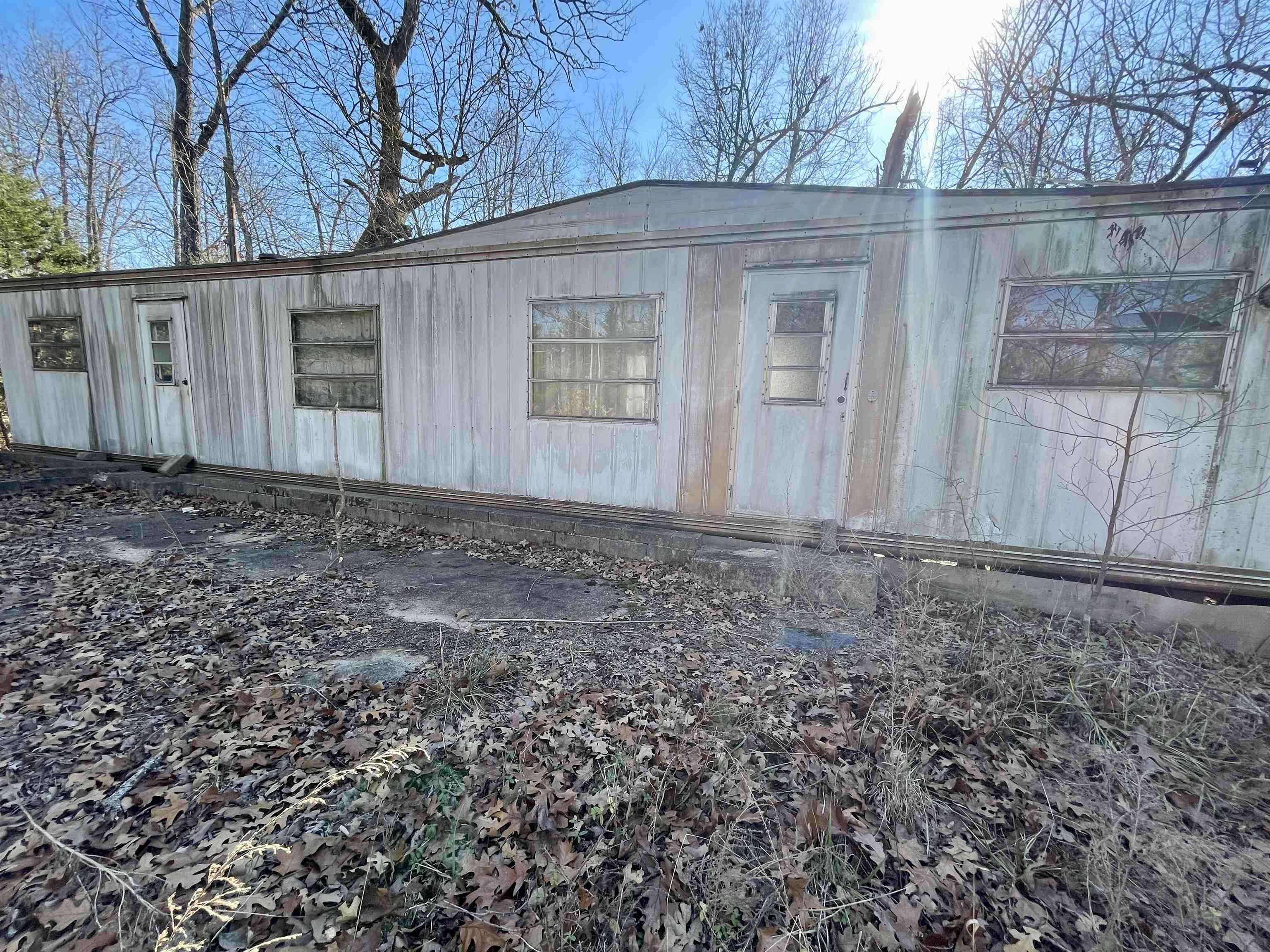 SOLD AS IS! Fixer upper for sale in North Central Arkansas! Country living with no close neighbors. This mobile home is ready to start remodeling or remove home and build. City water and sewer, NAEC electric with the new high speed fiber internet-NEXT. Minutes to Horseshoe Bend with 3 Lakes to enjoy. Crown Lake the largest has over 600 acres to boat, jet ski, canoe, paddle board, fish or just cruise around. Several restaurants nearby including Papa Dicks Pizza in the Crown Point Resort, VITOS Asian kitchen, Taco Tribe and Calabama Restaurant for your dining enjoyment. Conveniently located near Horseshoe Bend Municipal Airport (for small aircraft), Box Hound Marina, Crown Point Resort which has a brand NEW WATER PARK, NEW RV PARK, 2 golf courses (Turkey Mountain and Cedar Glade par 3) as well as hiking & biking trails.