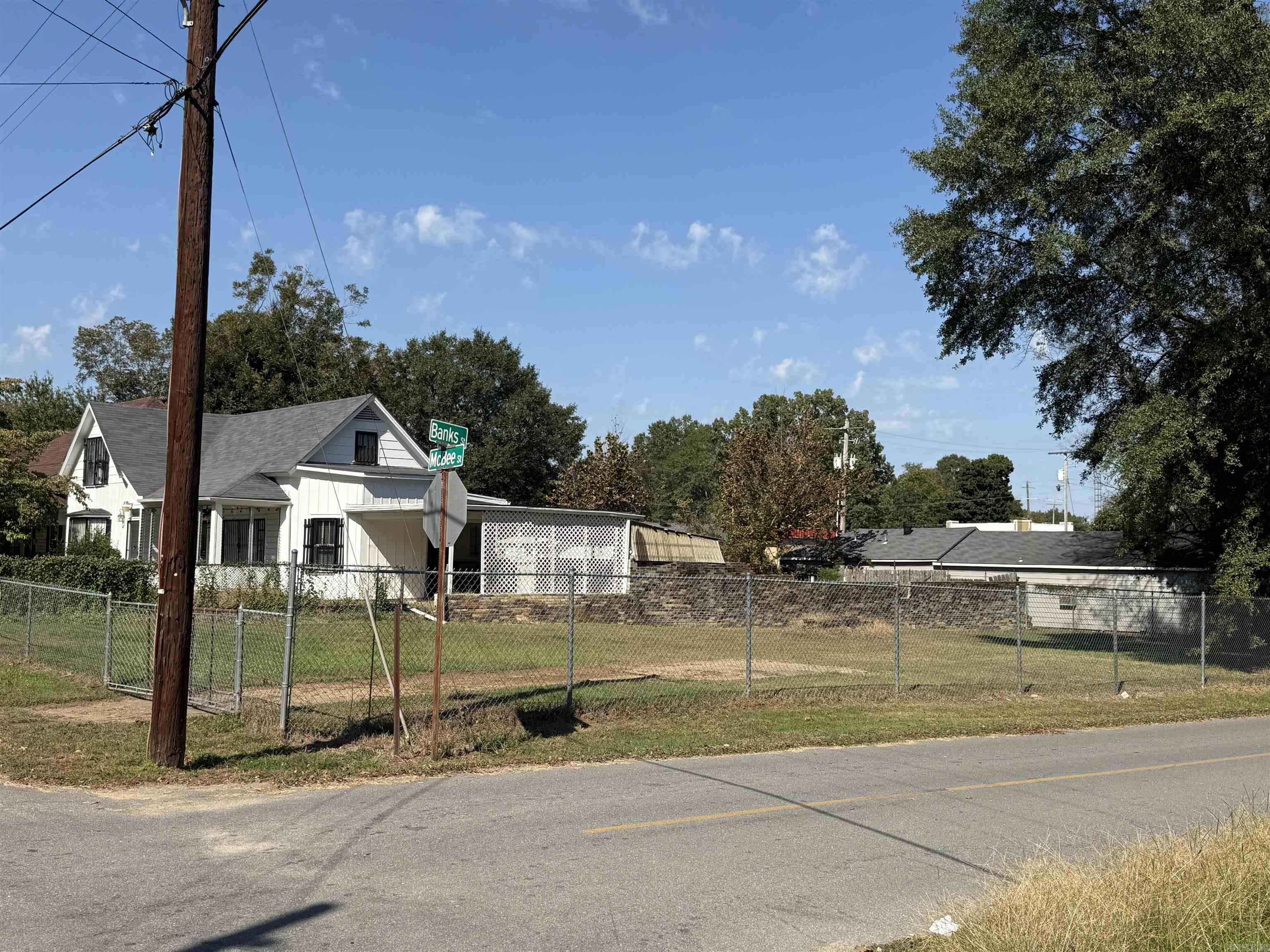 Nice corner lot in town, fully fenced and ready for your new home or investment project. Convenient location close to shopping, schools, and local amenities and the historic downtown.
