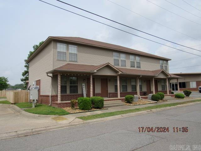 Well maintained 2-bedroom townhome with recently painted interior walls. Downstairs offers living room, storage under the stairs, laundry area with full size washer & dryer, large eat in kitchen with all appliances including refrigerator, and small covered patio. Upstairs offers 2 bedrooms and 2 full baths. All electric, no pets, walking distance to downtown & Hendrix College.***PLEASE NOTE WE DO NOT ADVERTISE ON CRAIGSLIST OR FACEBOOK MARKETPLACE. ANY LISTING OF OURS SEEN IS A SCAM!!!***
