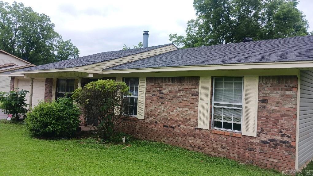 Enjoy this spacious home with 3 bedrooms and 2.5 bathrooms. It has 2 living areas and a fireplace. The house sits on a large level lot with a fenced backyard.Contact us to schedule a showing.