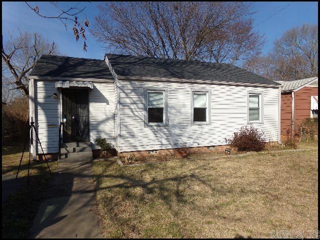 *LITTLE ROCK* MOVE IN SPECIAL: $250 OFF FIRST FULL MONTHS RENT!! BEAUTIFUL HOME IN BUHLERS SUBDIVISION!! This 3 Bedroom And 1 Bath Home Features Over 1025 Sqft! Refrigerator, Pantry And Stove In Kitchen! Separate Dining And Laundry Hookups! Vinyl Plank Throughout! Large Fenced Backyard! 1 Car Garage For Parking! PET FRIENDLY!! AVAILABLE NOW!!! <a href='https://raineyrealty.com/virtualtour.php?r=95eFig'> Click here for a 360° Virtual Tour</a>