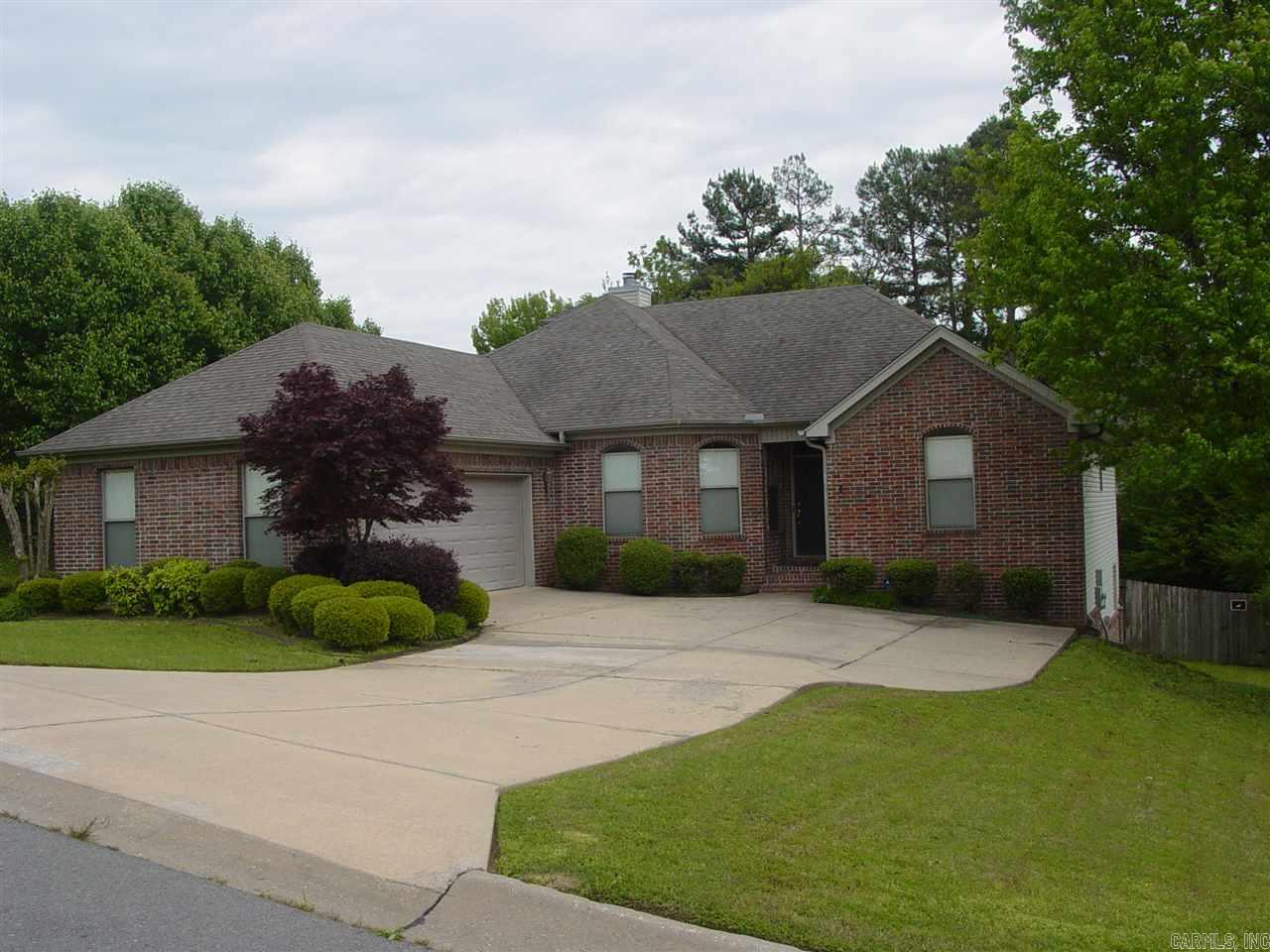 3 BR (split plan) / 2 BA home w/ exceptionally large rooms & closets throughout;  featuring a great room w/ fire place, a huge formal dining room, over sized eat-in kitchen w/ breakfast bar, private  master suite w/ double vanities, jetted tub, walk-in shower and his & hers walk-in closets. Completed w/ security & sprinkler systems, deck & fenced yard.  Area amenities include pool, tennis courts, playground, & lake. On a cul-de-sac, in the Baker Elementary School zone. (see agent remarks)