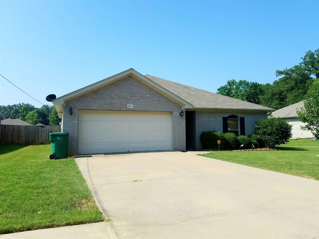 Move-in ready, open concept home in ideal location to interstate, Maumelle, Conway and Little Rock.  Convenient split floor plan, gorgeous porcelain wood style tiles, stacked quartzite on fireplace, breakfast bar.  Large fenced backyard.