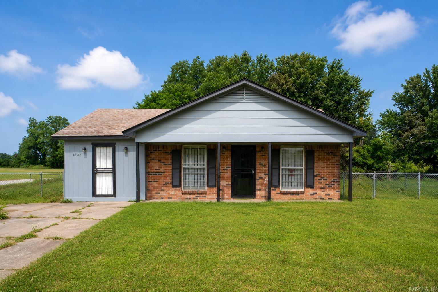 Step into comfort with this beautifully laid out 1,414 SqFt single-story traditional home, perfectly situated on a generous 0.18-acre corner lot.  Don't miss this well-maintained home conveniently located in the heart of Blytheville! Featuring a practical floor plan, comfortable living areas, and a generous yard, this property offers the perfect blend of comfort and convenience. Close to schools, parks, shopping, and dining, it's an excellent opportunity for homeowners and investors alike. Come see all this home has to offer!