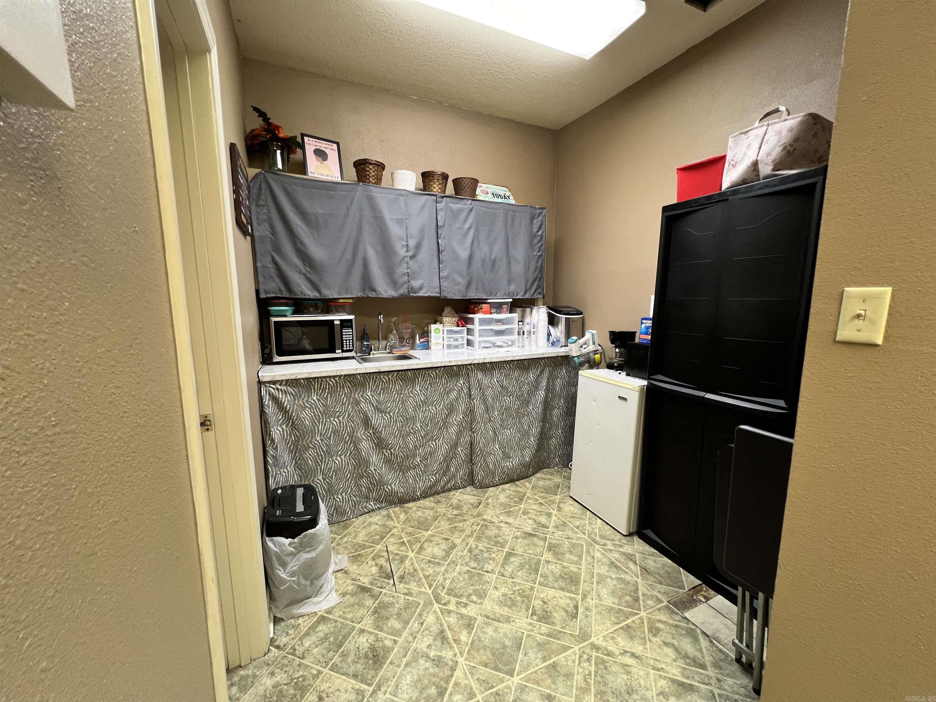 HILLS REPLAT OF TWIN OAKS ADDN - Commercial Sale