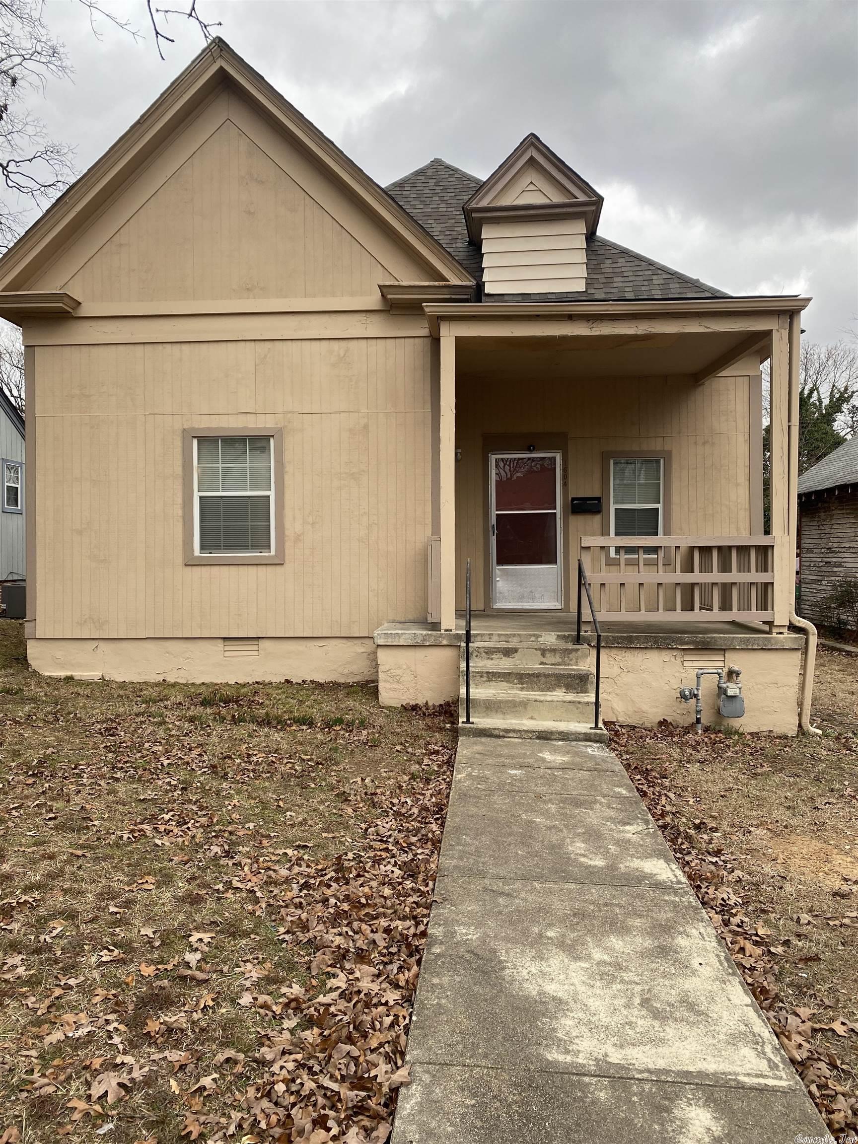 Come check this hidden gem out today. This home has fresh paint with newly updated roof and HVAC. They are both less than 6 years old. This home is ready for it's new owner. This would be a good starter home for new home buyer or a great investment property.