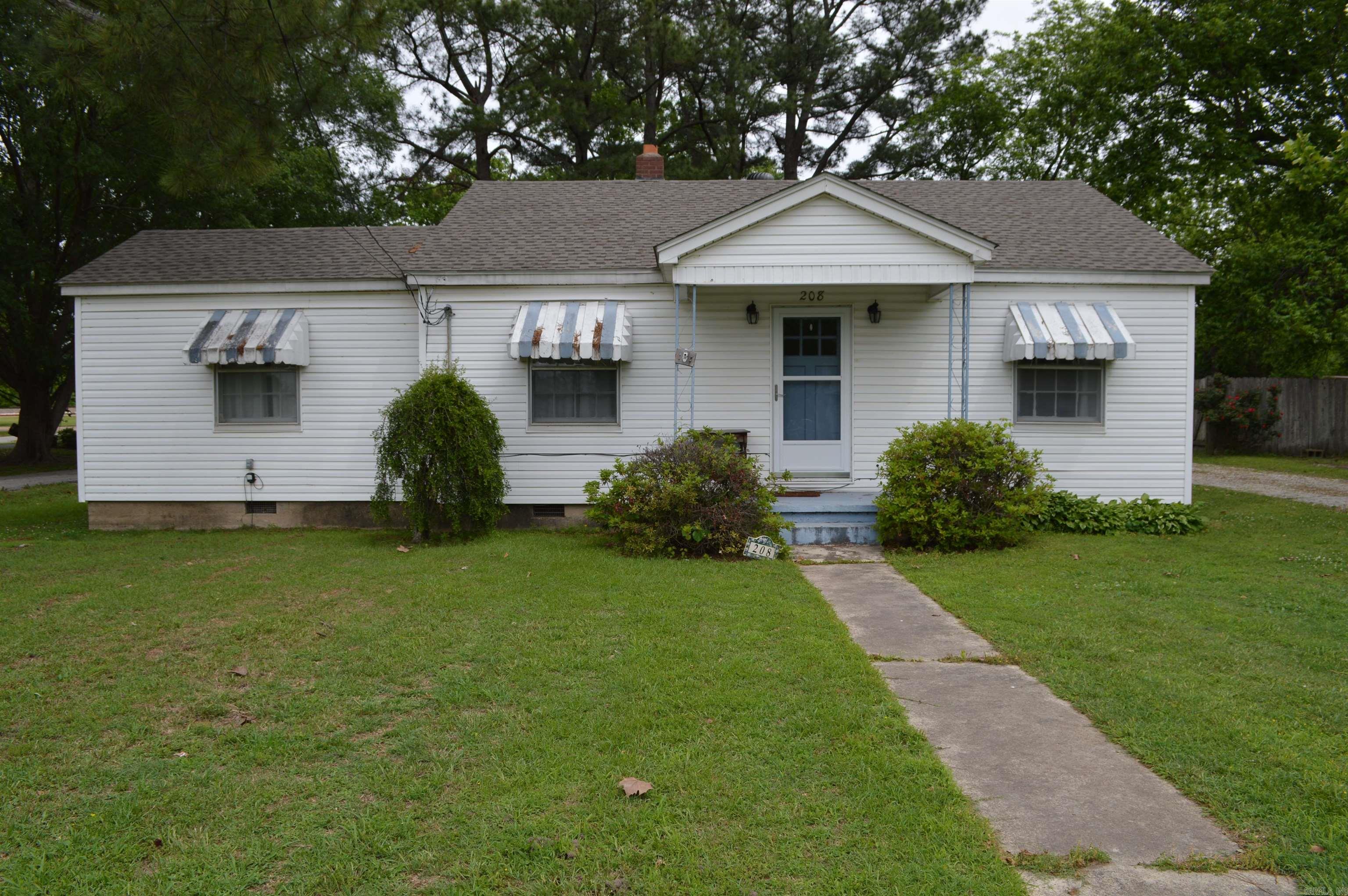 Welcome to 208 N Cole St, a well-kept, move-in-ready home tucked into a quiet neighborhood just minutes from everything Harrisburg has to offer. Whether you're a first-time buyer, downsizing, or looking for an investment property, this address delivers comfort, convenience, and value.