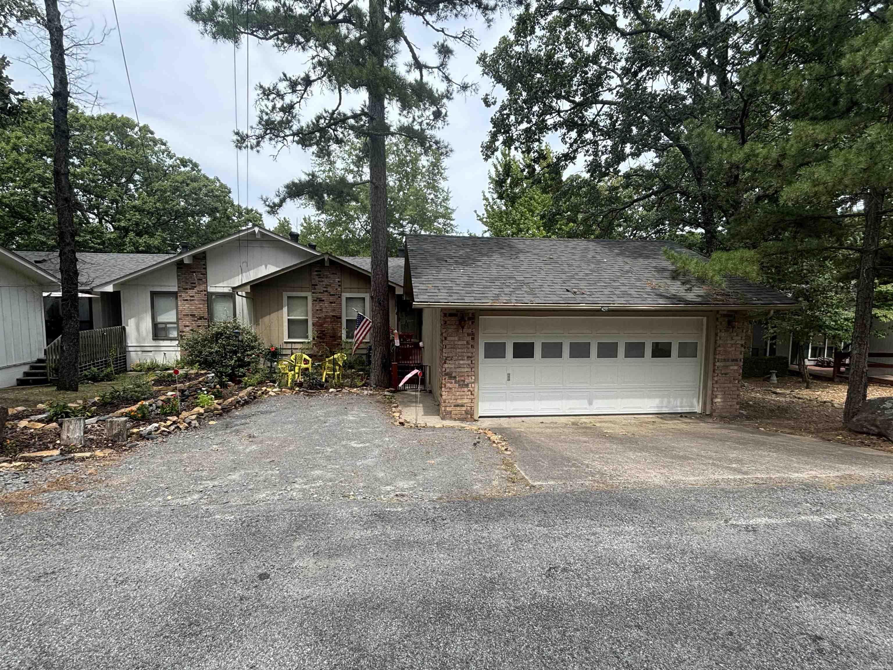 Beautiful home located in the heart of Fairfield Bay, close to every amenity this wonderful city has to offer.  Golf, tennis, pickle ball, Hart Center, restaurants, mini golf… all at your fingertips.  Not to mention what we consider the most beautiful lake in Arkansas.  Perfect start up home for any family & priced to sell!