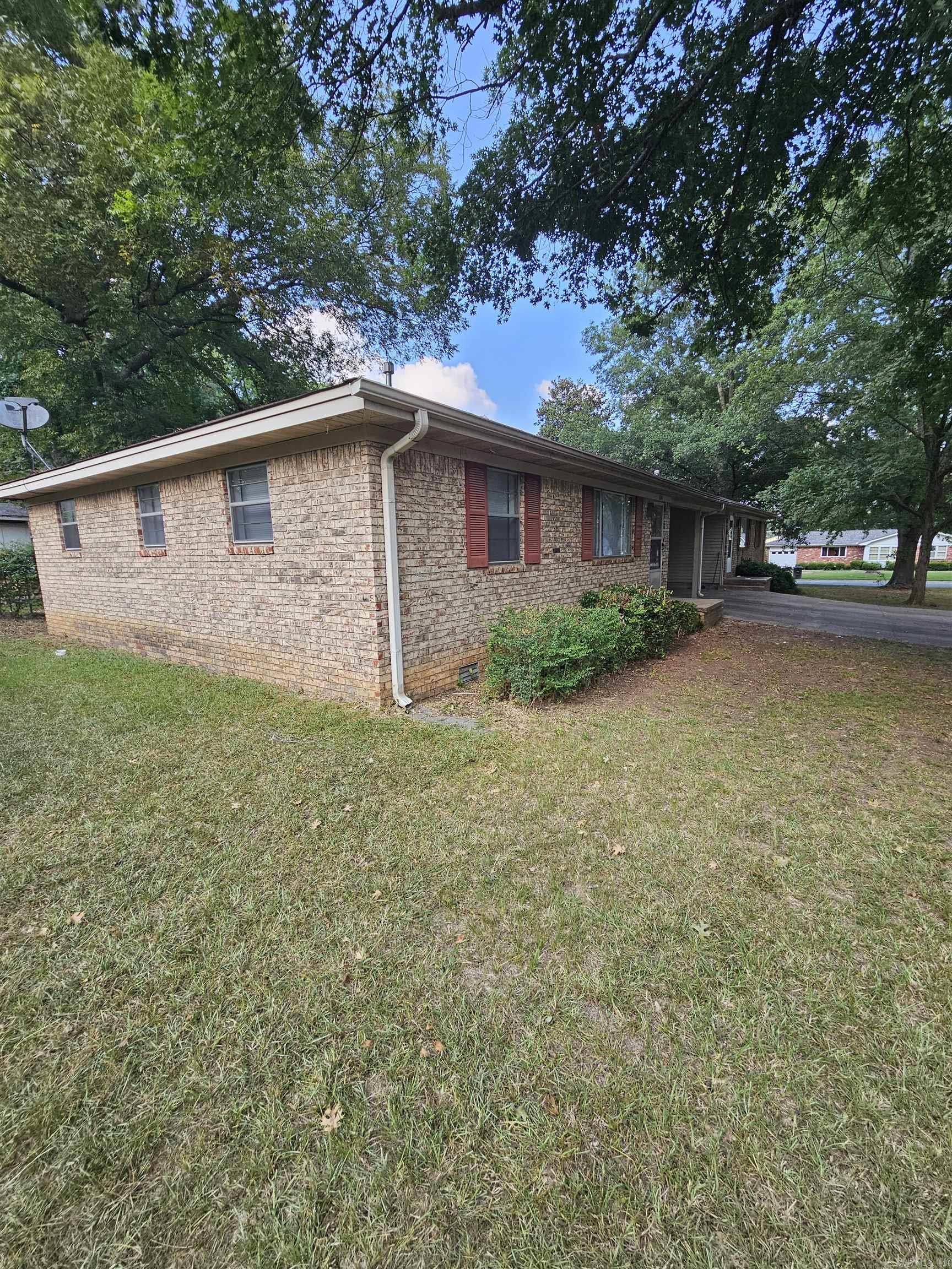Cute 3BD/1BA duplex in Jacksonville that is waiting for you to call home. This property is managed by Hoffman Team so beware of scammers - we will never ask you to Cashapp us money. The lease for this property is for 18 months to 2 years with a 3% increase after the first year. Income must be 3x the amount of rent per month unless you have a housing voucher. Deposit, first month’s rent, and the $50 administration fee due before move in.  Visit our Hoffman Team website or come to our office to schedule your showing today! We are located at 3009 W Markham Street in Little Rock and our office hours are Monday - Friday, 8:30am-4:30pm.
