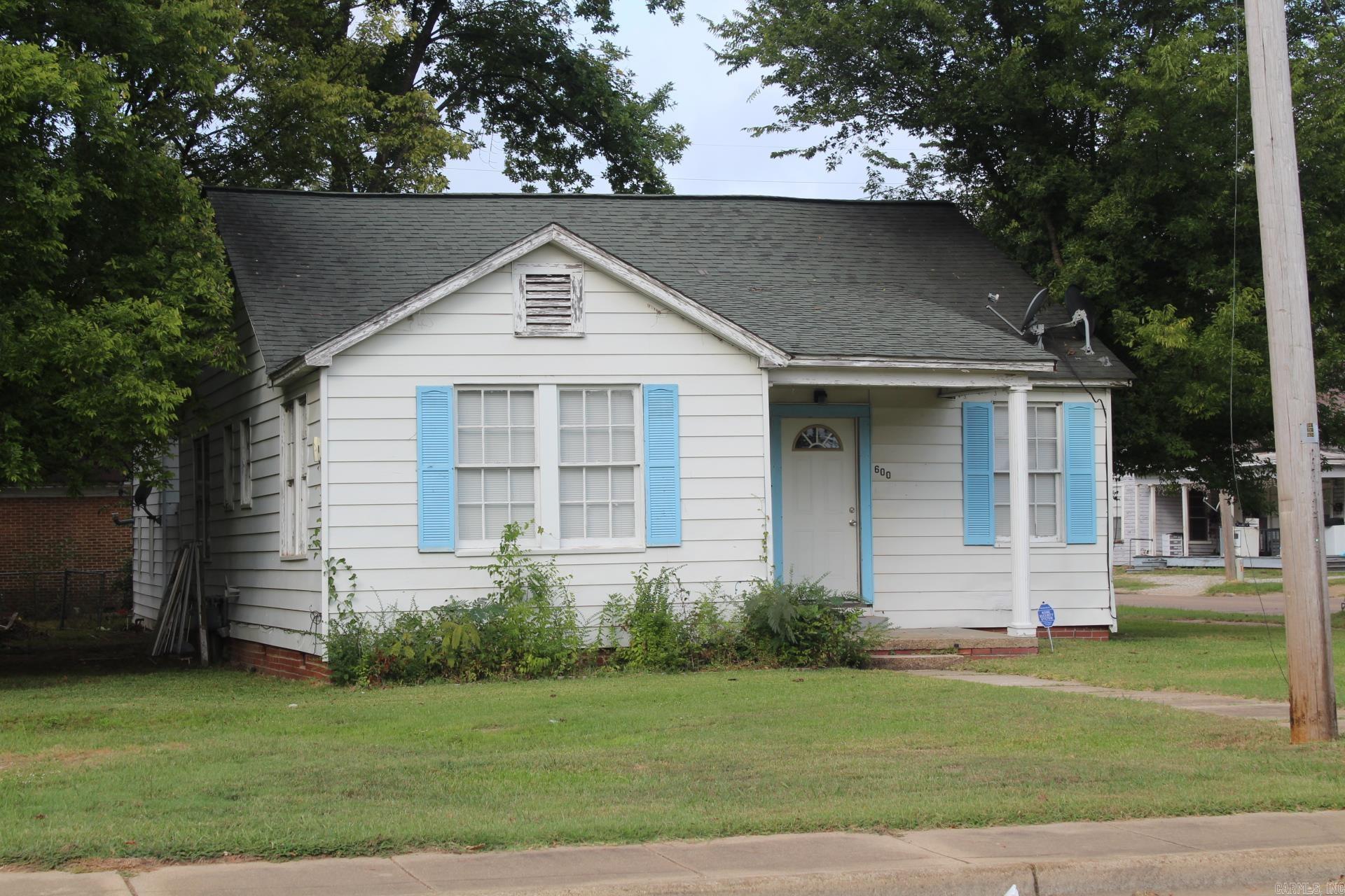 GREAT RENTAL PROPERTY 2 Bed, 2 Bath with approx. 1392 Sq. Ft. of living space.  Central AC & Heat.  Property also has a Garage Apartment that has kitchen, living area, 2 bedrooms and 1 bath.  PROPERTY TO BE SOLD AS-IS.
