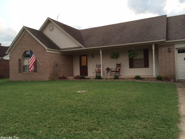 Don't miss this Beautiful 3BR/2BA one owner home with eat in kitchen, breakfast bar, large great room with tray ceilings,  large laundry room with sink, oversized master bedroom and closet and custom blinds throughout. Call me today for a personal tour!