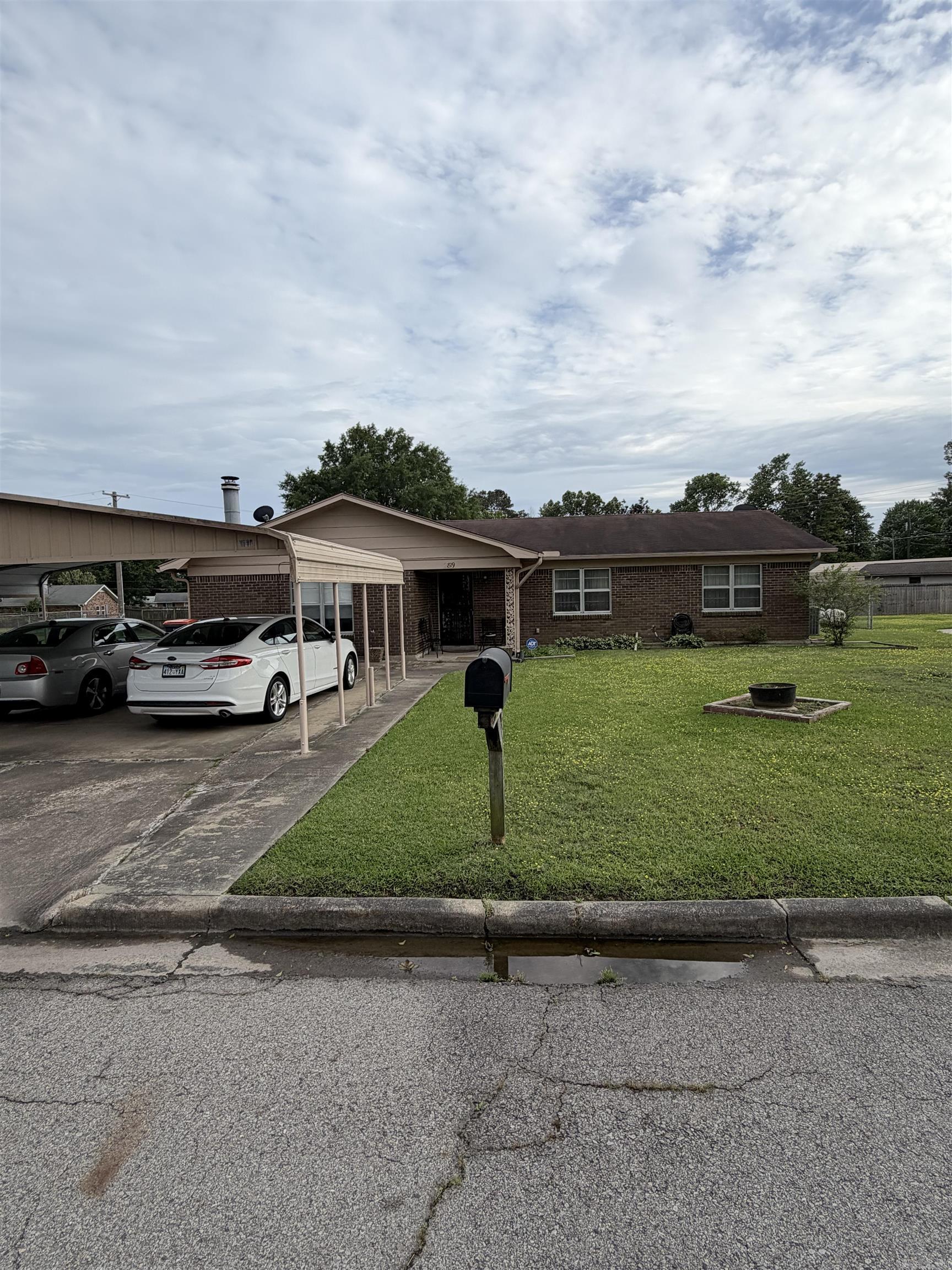 Cozy and comfortable living with just the right space for you.  This house is waiting for new owners! It would be great to add to a rental portfolio or to use as a primary residence.  Come to see this property today.