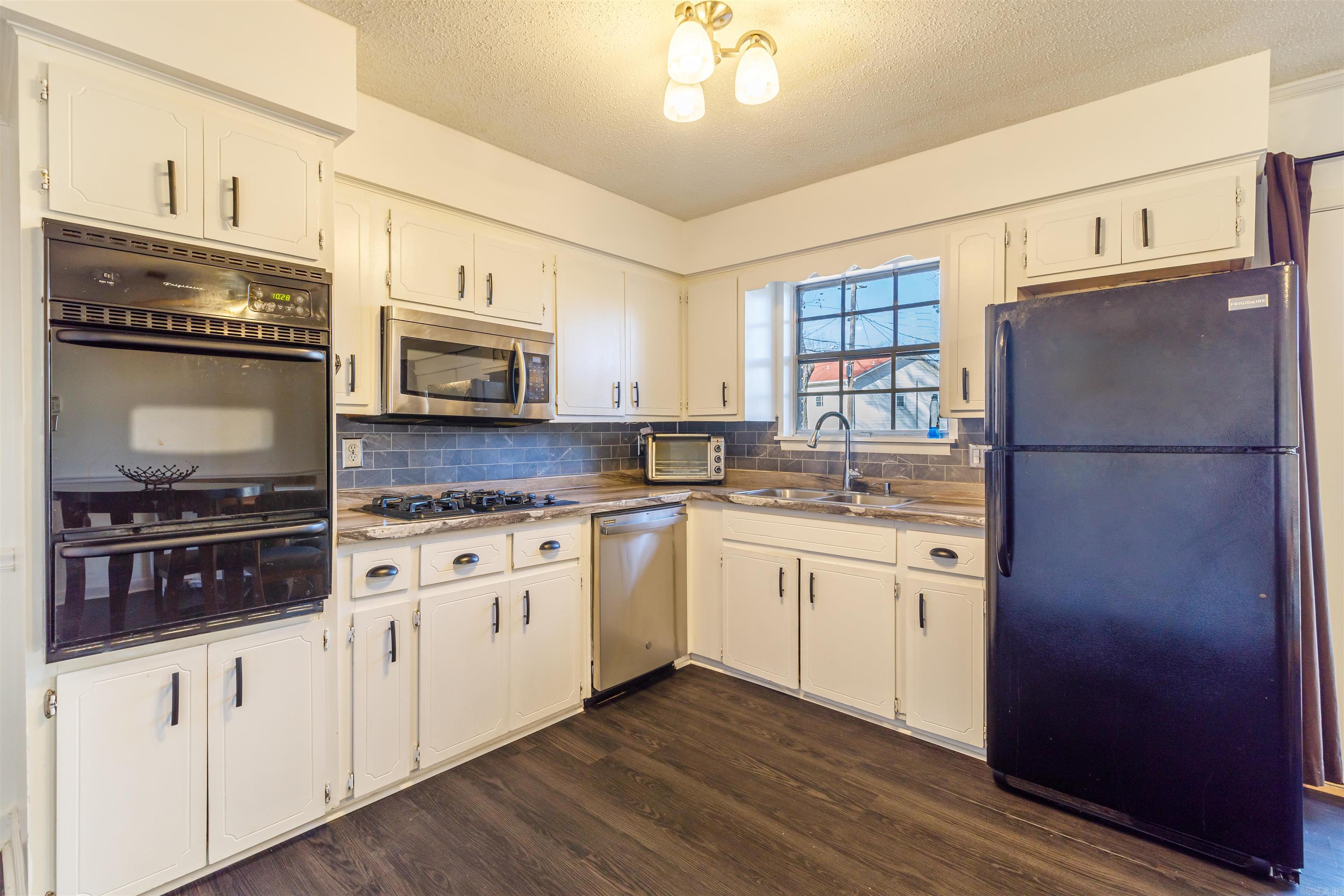 TWIN LAKES - Residential