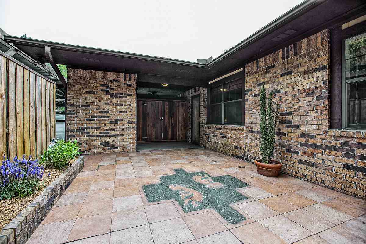 Ground level entry-no steps city condo. 2 bed, 2 bath, both bedrooms with walk-in closets. Quiet area in town. Grounds of complex give the element of privacy in a natural Arkansas landscape. Good storage and excellent floor plan. Fenced patio area and an elevated deck for outdoor relaxation. Condo has all appliances and also includes 2 covered parking spaces at the front door of the unit. Centrally located very close to restaurants, shopping and hospitals.