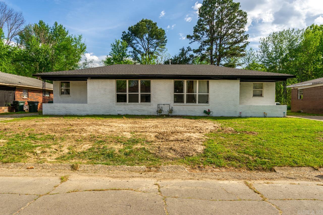ATTENTION INVESTORS!!  THIS DUPLEX HAS ORIGINAL WOOD FLOORING , ROOMY LIVING AREA, NEW FENCE, NEW PAINT, NEW SEWER LINES , NEWER ROOF (6-8 YEARS) ONE SIDE IS VACANT AND READY FOR SHOWINGS AND READY TO LEASE AT PURCHASE, OTHER SIDE IS RENTED TO A LONG TERM TENANT!