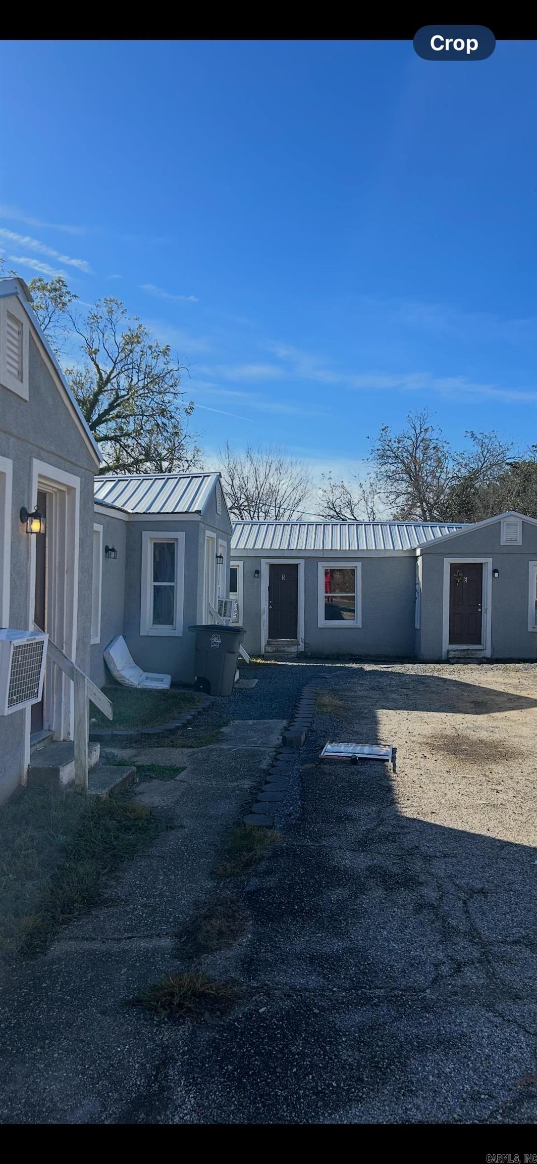 One bedroom, one bathroom apartment located in Hot Springs school district.  In town, close to restaurants and shopping. Will allow one small pet.