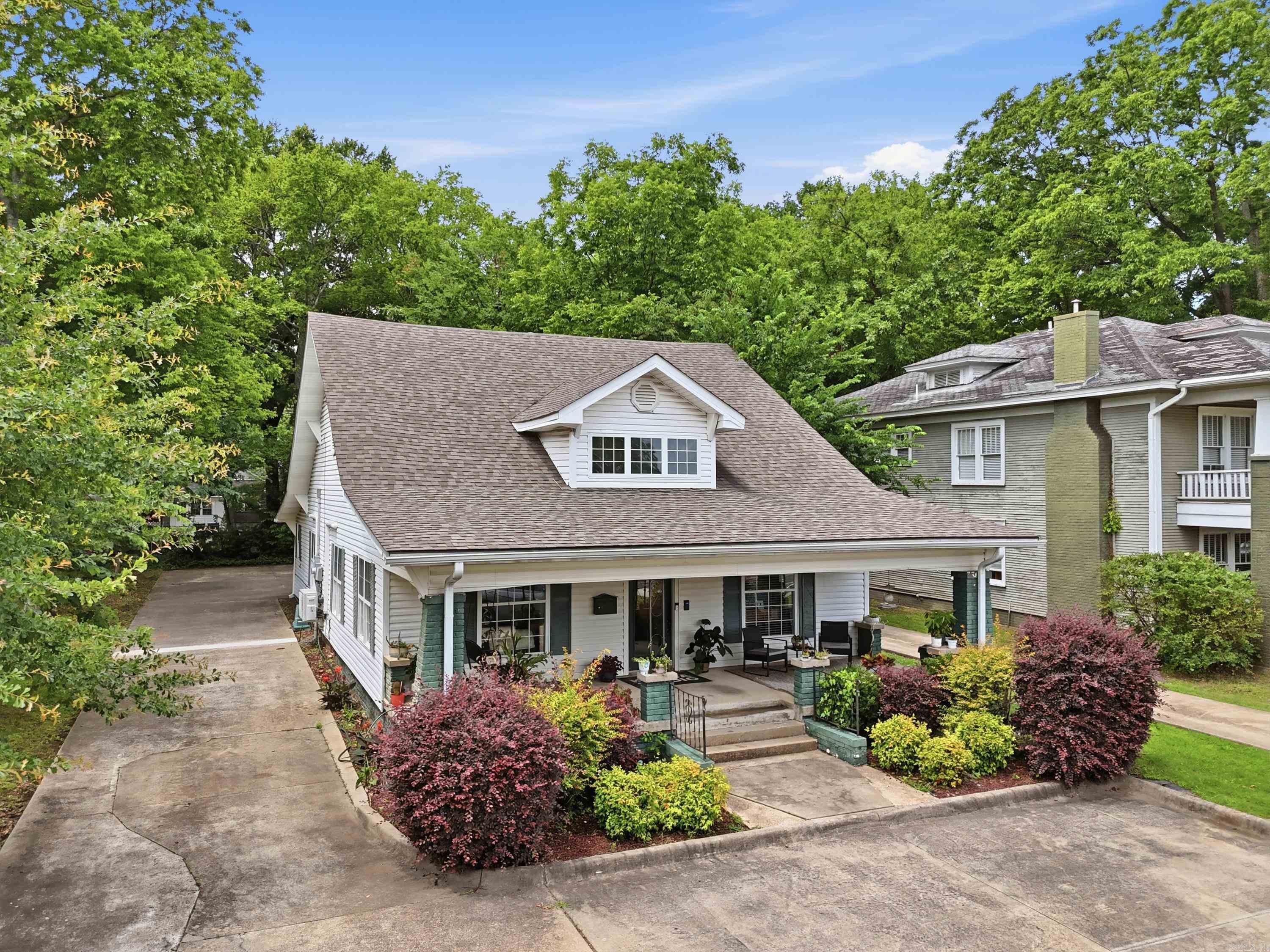 DESIRED OLD CONWAY LOCATION. WALKING DISTANCE TO ALL OF DOWNTOWN. MANY UPDATES & RENOVATIONS SINCE PURCHASE DATE IN 2020. 2019 WH, HVAC, ROOF AND GUTTERS WERE REPLACED. THE PROPERTY HAS A RECEPTION AREA, 2 SMALL OFFICES, 2 LARGE OFFICES, WITH THE POSSIBILITY OF ANOTHER LARGE OFFICE, KITCHEN, CONFERENCE ROOM AND 1.5 BATHS. MANY POSSIBILITIES FOR THIS PROPERTY. 24 HOUR NOTICE FOR ALL SHOWINGS, CONTACT CSS FOR APPOINTMENT.