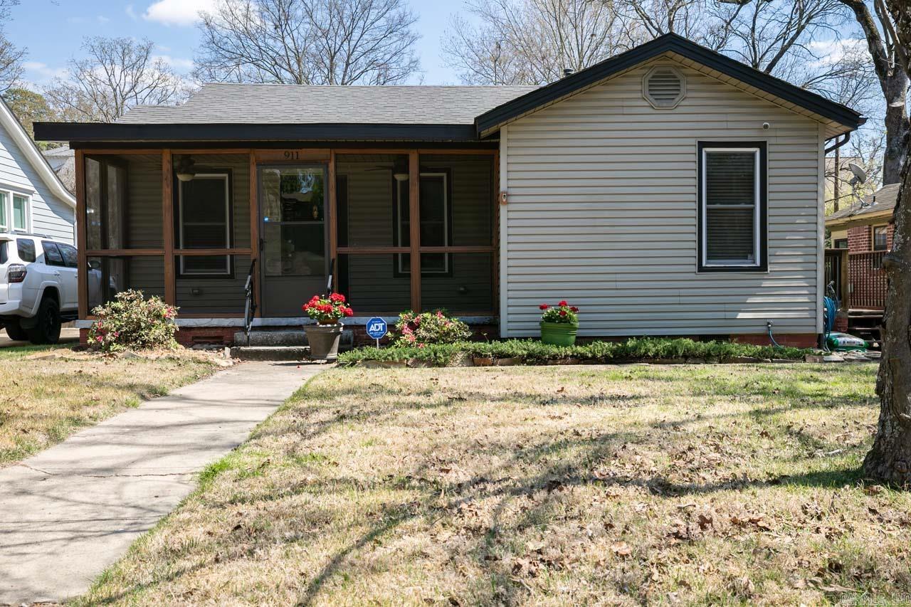 Cute Hillcrest Bungalow! 3 bed, 2 bath, one level home with screened in front porch. Refurbished hardwood floors, new paint throughout, kitchen has plenty of cabinets and countertop space! Formal dining room with wet bar. Spacious bedrooms and laundry room. New roof in 2019. New 10X20 shop with plenty of electrical outlets throughout! Privacy fence installed and zoysia grass installed in 2022. Nice neighbors and quick access to shopping, restaurants and freeway. Come see this charming home and make it your own!!!!! Some images have been virtually staged.