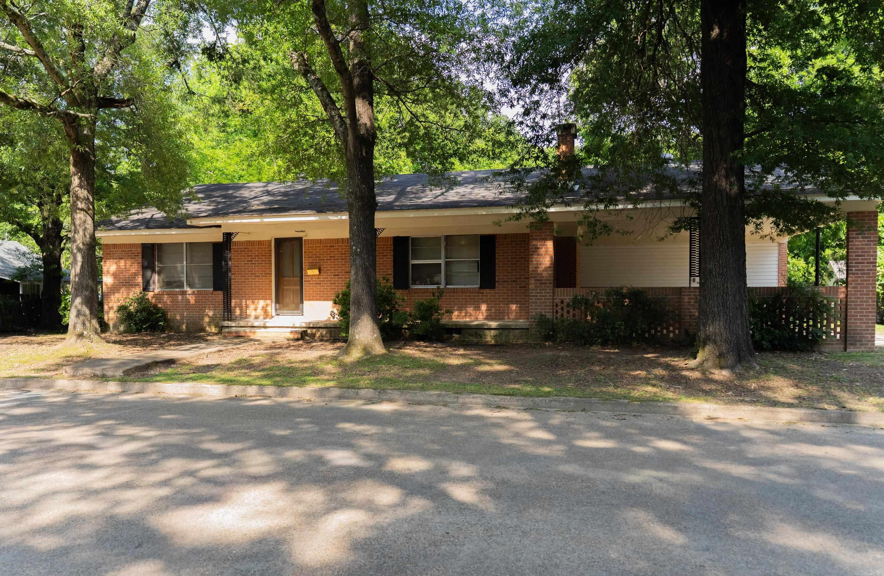 Nice brick home in the heart of Arkadelphia within walking distance to HSU campus.  New HVAC, water heater, exterior paint, kitchen and bath flooring.