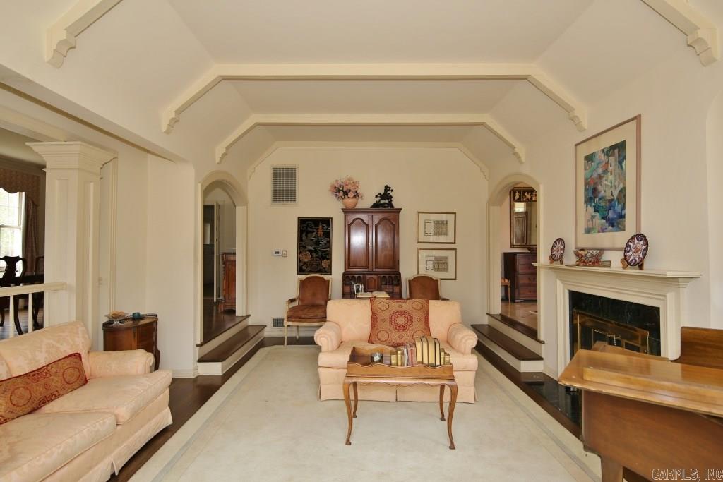 COUNTRY CLUB HGTS - Residential