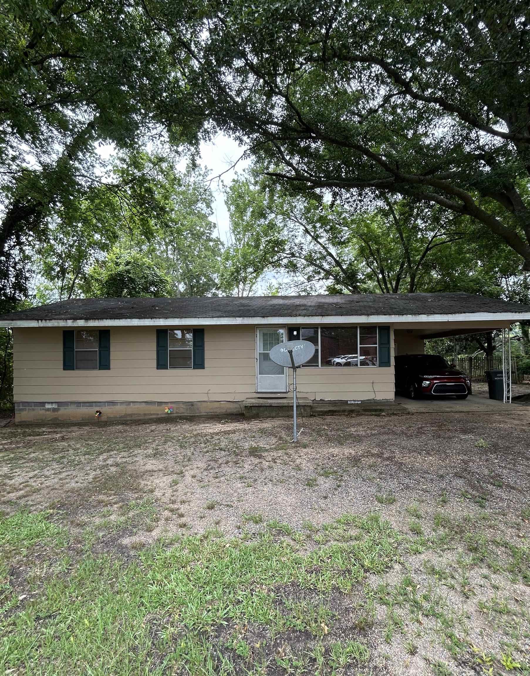 This property offers 3BR, 1 BA, and an additional mobile home. Both in a conventient location in town. They are great starter homes or investment/rental properties. The home rents for $475/month, and the additional mobile home rents for $400/month. Please call/text for an appointment today! Need 24 hour notice.