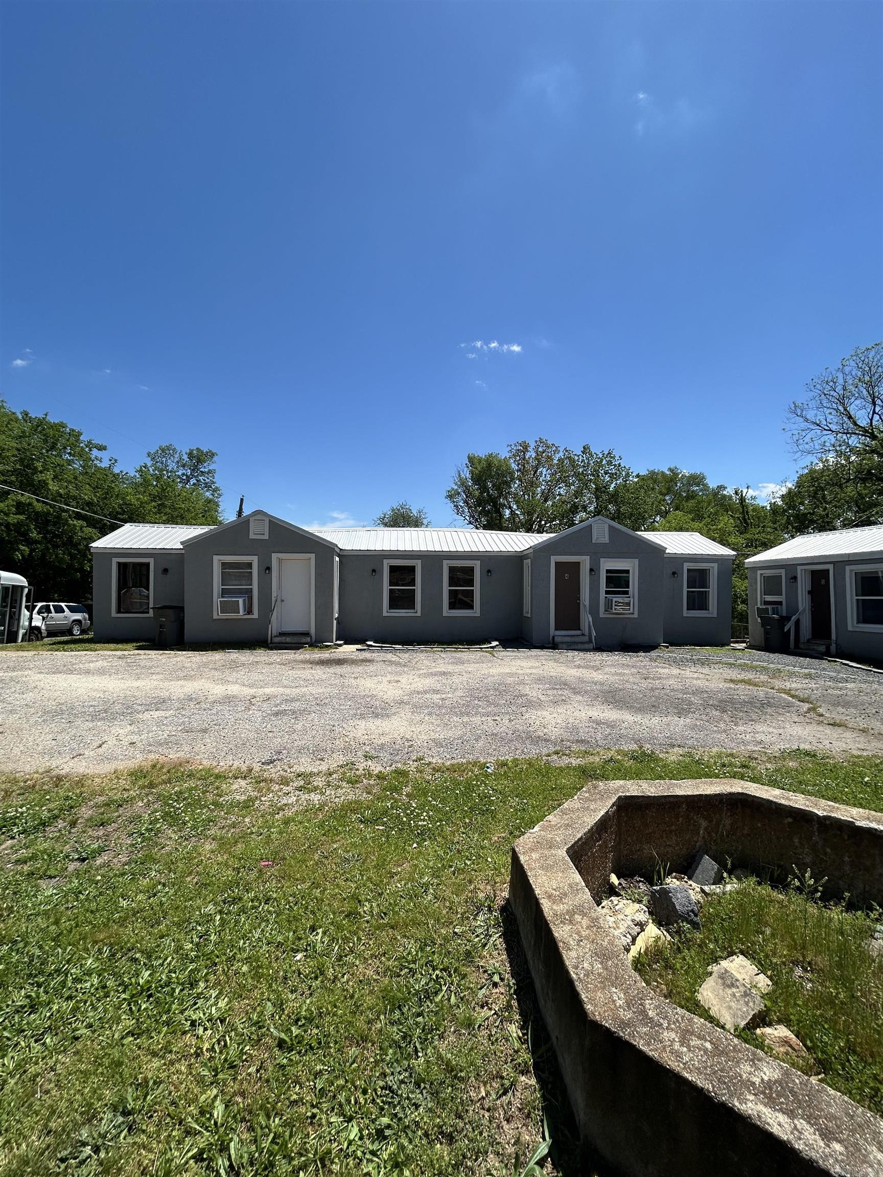 One bedroom, one bathroom apartment located in Hot Springs school district.  In town, close to restaurants and shopping. Will allow one small pet.