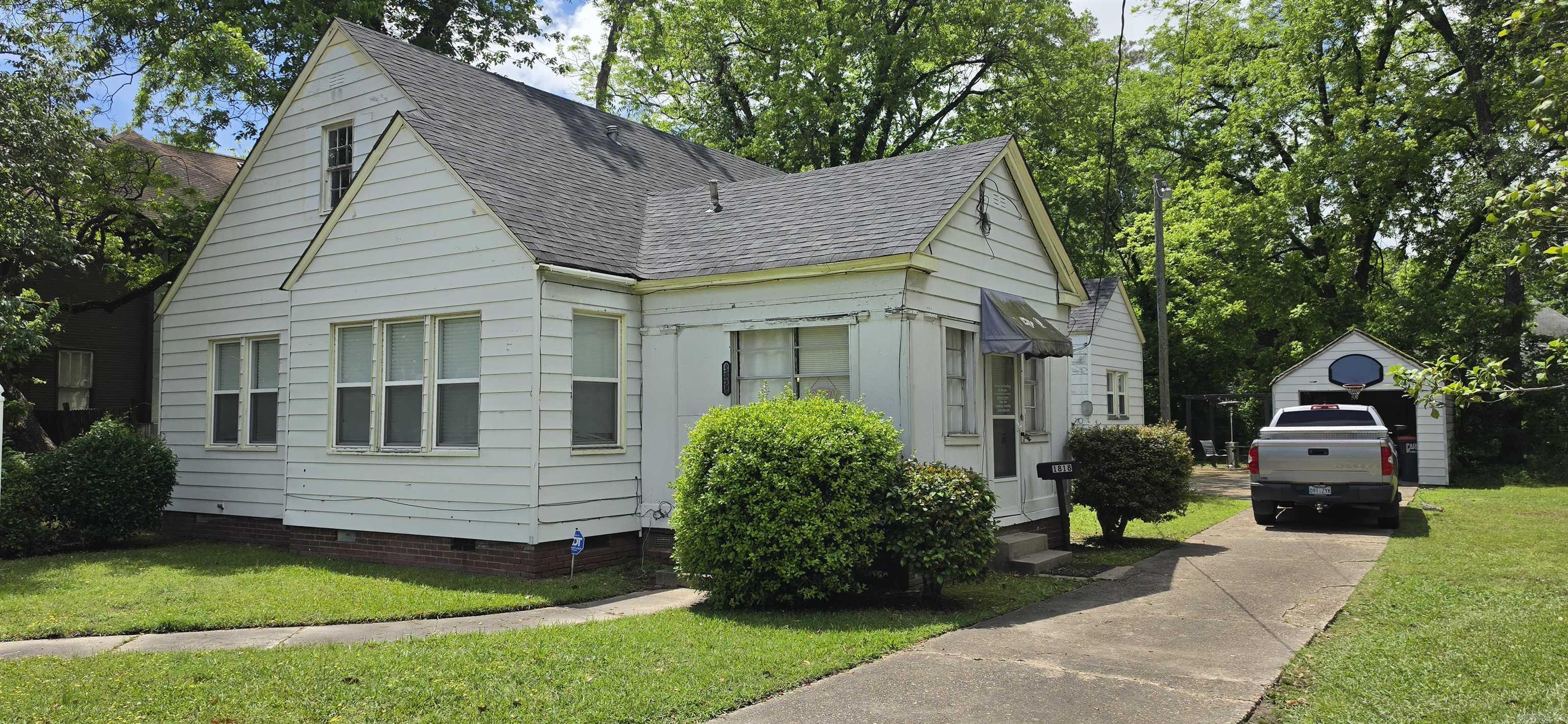 Check out this 3 bed -1.5 bath ready to go! Located in a busy commercial area, this home could be used as an office or a nice family home!  Home has some updates such as new roof, AC and windows in 2023. Large rooms and tall ceilings! Home could easily be converted to a 2 bath as well.   Includes a laundry area, carport, and a bonus room added to front of home!  Call or text to set up a showing appointment!