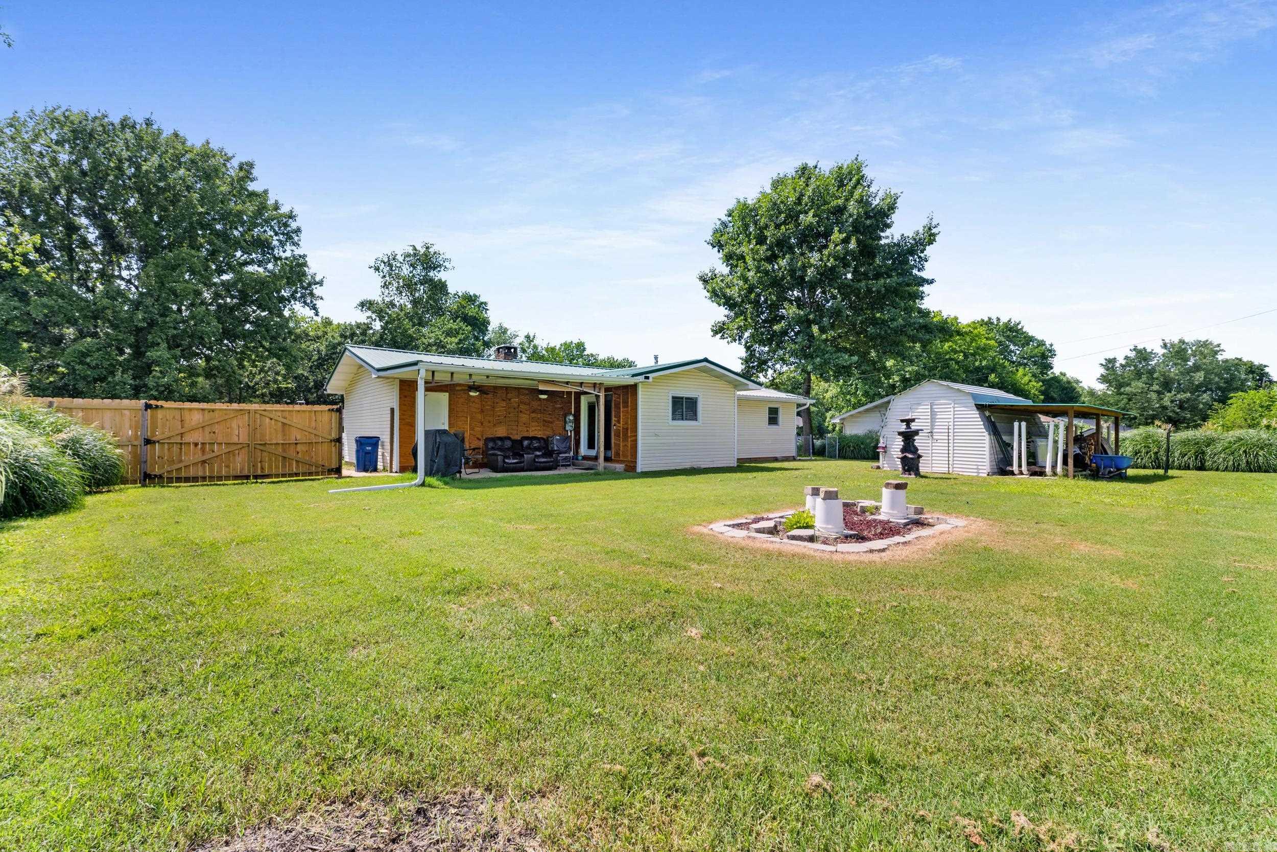 EAST SIDE FEW ACRES - Residential