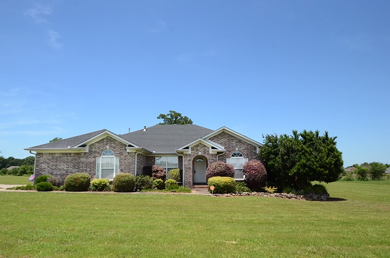 Beautiful, well-maintained 4 bedroom 3.5 bath home in Vilonia. Kitchen recently remodeled with granite counter tops. Home and yard are very spacious. This is a must see! (See agent remarks.)