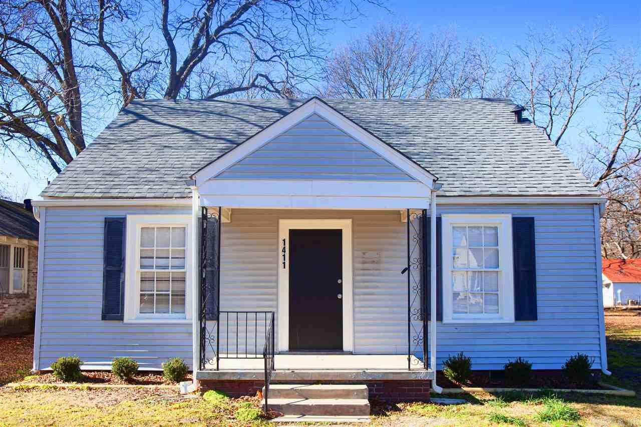 Cute 2BD/1BA in North Little Rock that is waiting for you to call home. Eat-in-kitchen with granite countertops. This property is managed by Hoffman Team so beware of scammers - we will never ask you to Cashapp us money. The lease for this property is for 18 months to 2 years with a 3% increase after the first year. Income must be 3x the amount of rent per month unless you have a housing voucher.
