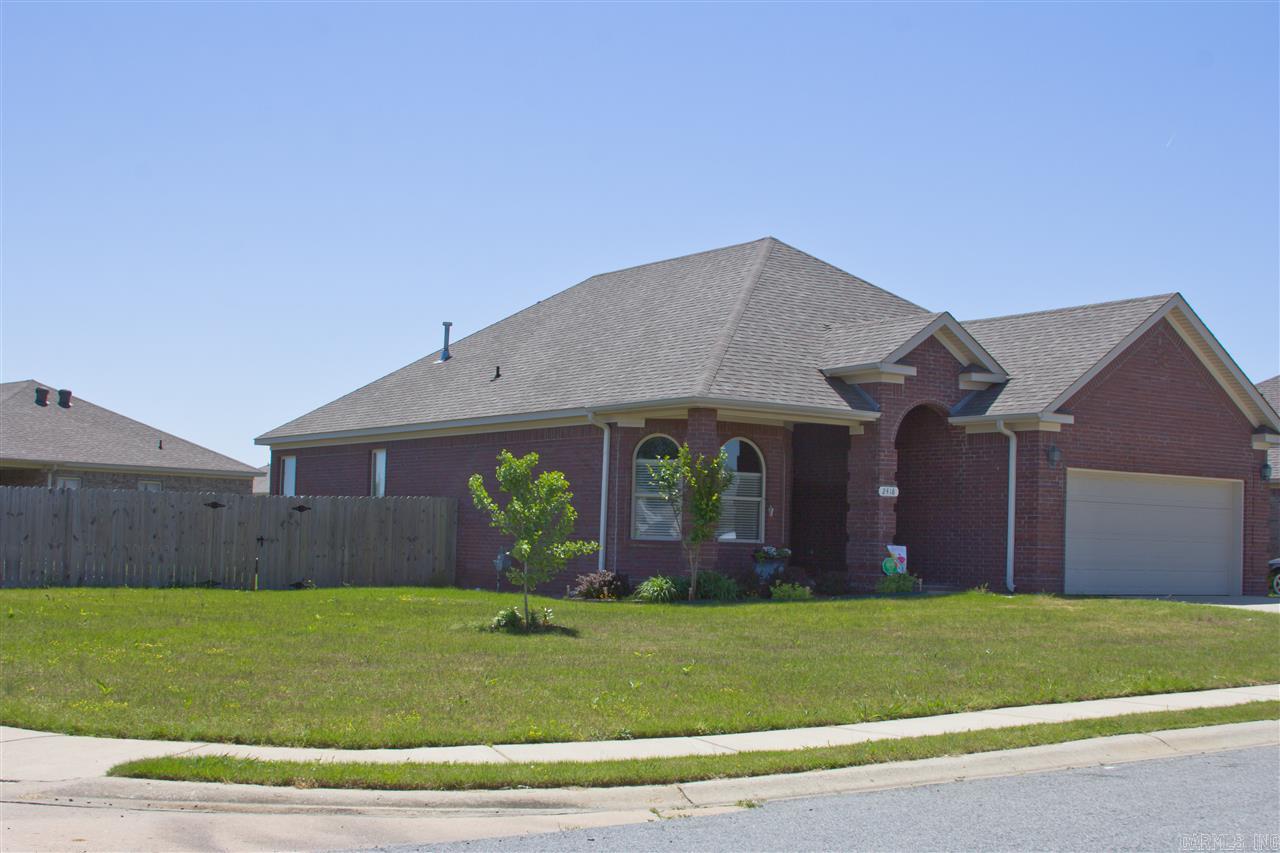 Great looking, classy home in like new condition! Wide open living to dining to kitchen with 14' ceilings, recessed can lighting, and heavy crown moulding. Tiled kitchen features quality appliances, big pantry, beautiful maple cabinetry, & granite counters. Split bedrooms- large master w/ 9-10' pan ceilings, huge walk-in closet, dbl vanity, jetted tub, and separate oversized shower. Custom blinds & beautiful trim work. Covered patio in fully fenced backyard on corner, landscaped lot w/ double gate access.