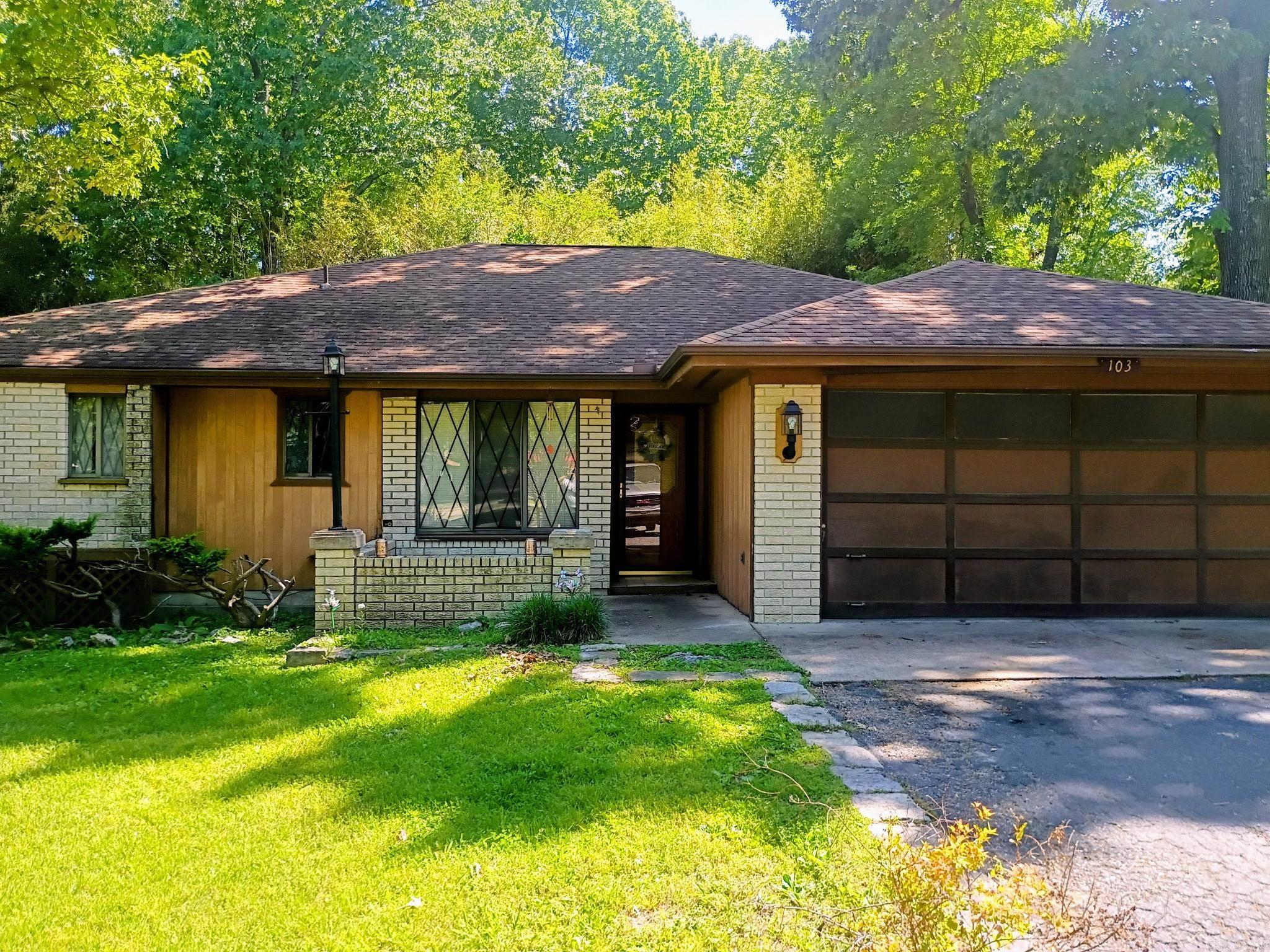 Excellent investment opportunity with a tenant already in place paying $1,200 per month. This 3-bedroom, 2-bath home features a 26 X 32 shop, 2-car garage, and a cozy wood-burning fireplace. Conveniently located near Bull Shoals Lake and the White River, offering great access to outdoor recreation and fishing. A strong addition to any investment portfolio or a future personal getaway.