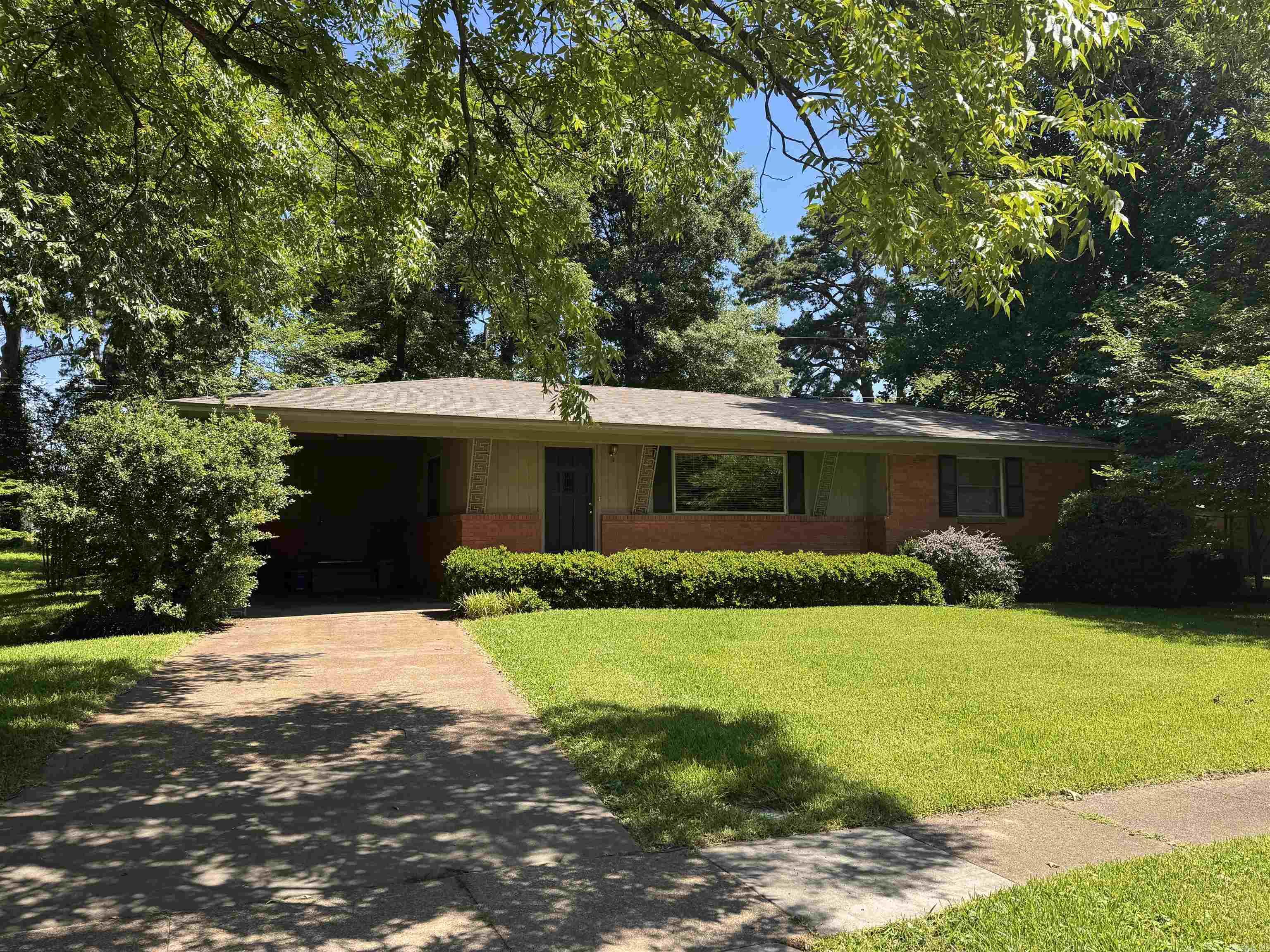 Sold before listed home on Harding Drive.