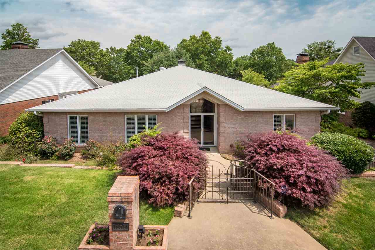 Walk in and be surprised by the wide open floor plan in this soft contemporary in the heart of west Little Rock.  Multiple living spaces flow into each other, formal & informal dining, den/study, & office.  Kitchen w/ Thermador cooktop,  & 2 ovens.   Large master suite w/ sitting room, double closets, & spacious bath w/ jetted tub & separate shower.  Abundant light & windows & numerous upgrades in this spacious one level, including flooring, lighting, & paint.  Brick walled courtyard and metal fenced yard.